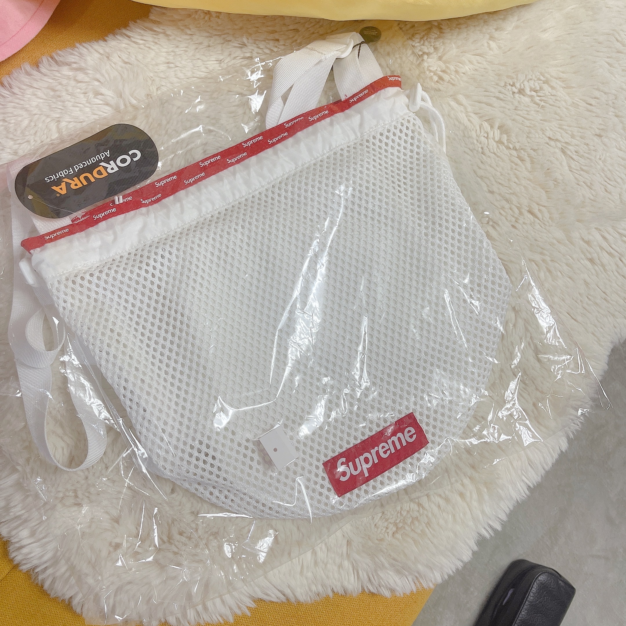 Supreme Mesh Small Backpack White - 23SS 착용 스타일