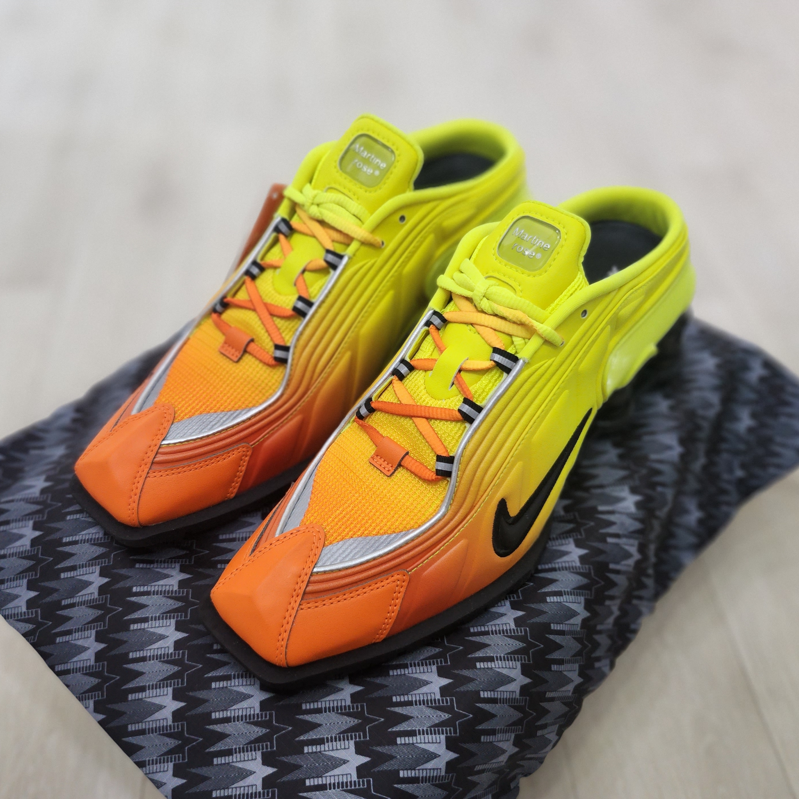 Nike x Martine Rose Shox MR4 Safety Orange 착용 스타일 - 2