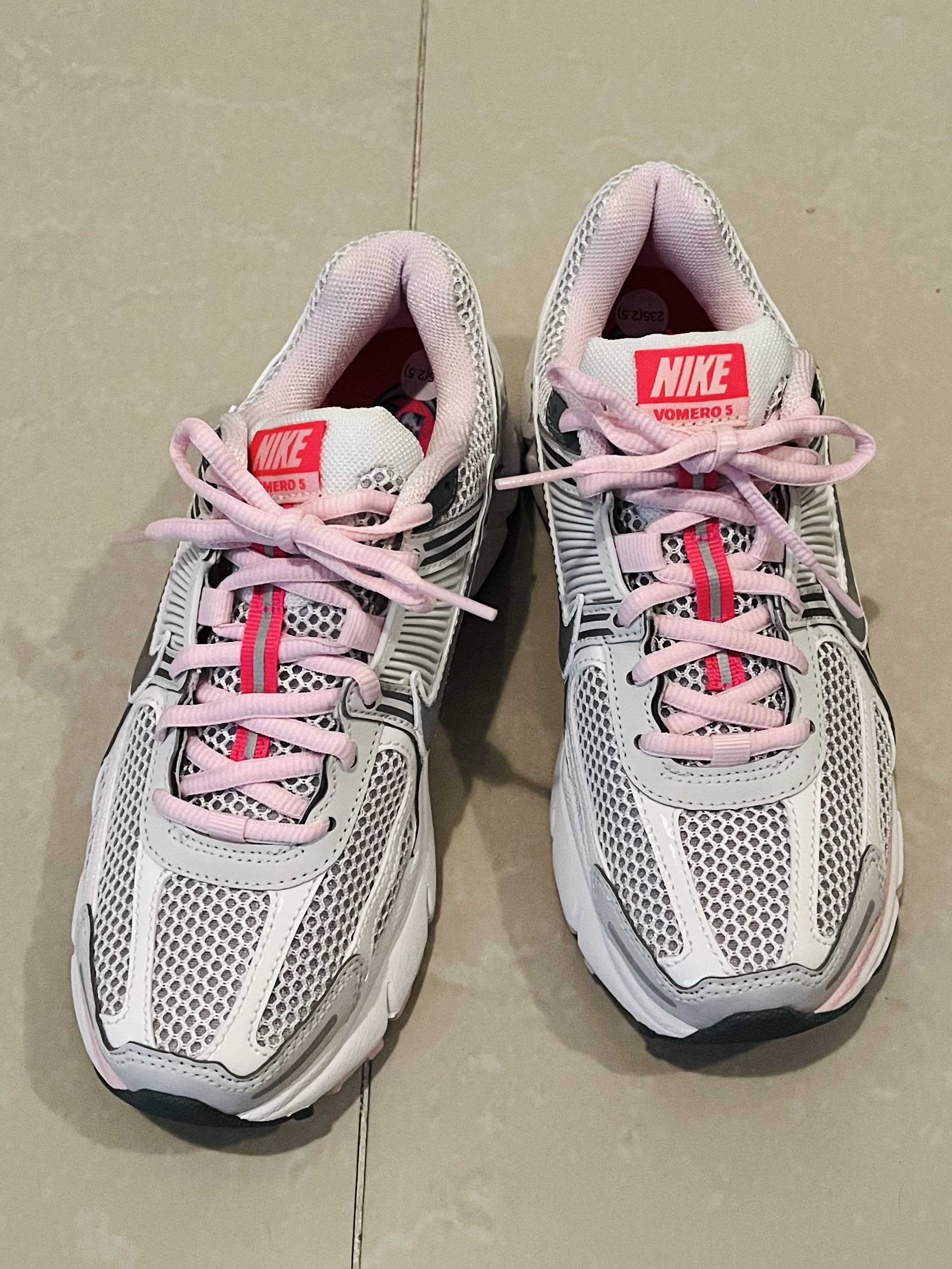 (W) Nike Zoom Vomero 5 Photon Dust Metallic Silver 착용 스타일 - 3