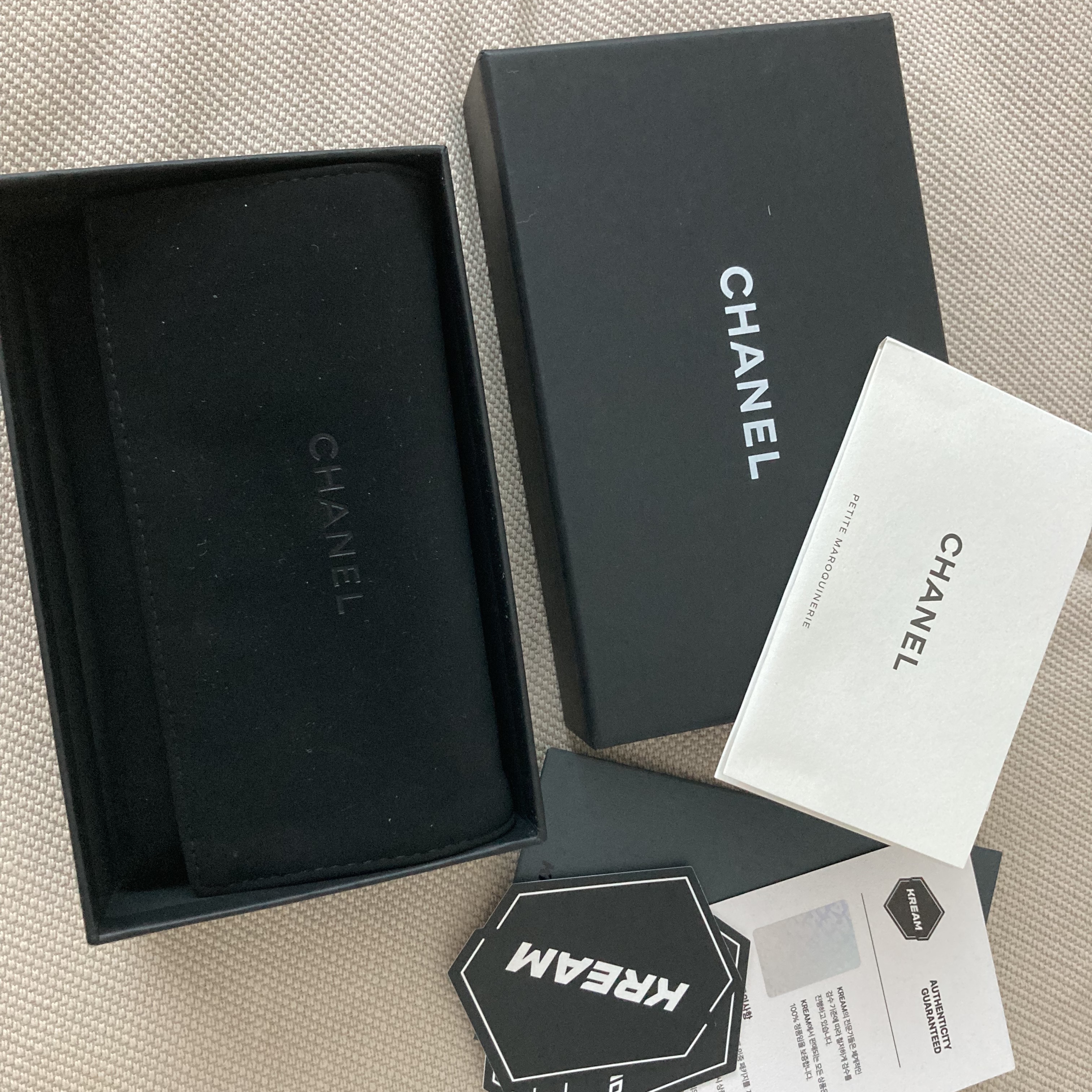 Chanel Classic Card Holder Grained Calfskin & Gold Black 착용 스타일 - 1