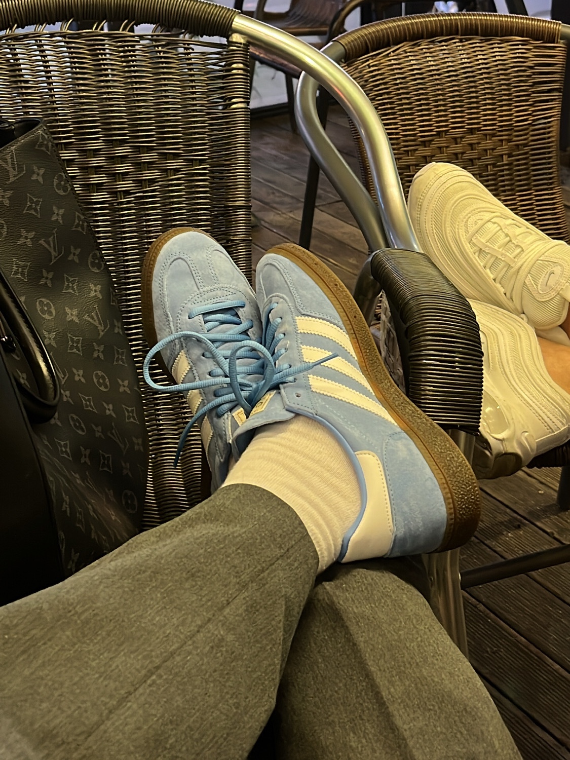 Adidas Spezial Handball Light Blue, Louis Vuitton Grand Sac Monogram Eclipse 착용 스타일