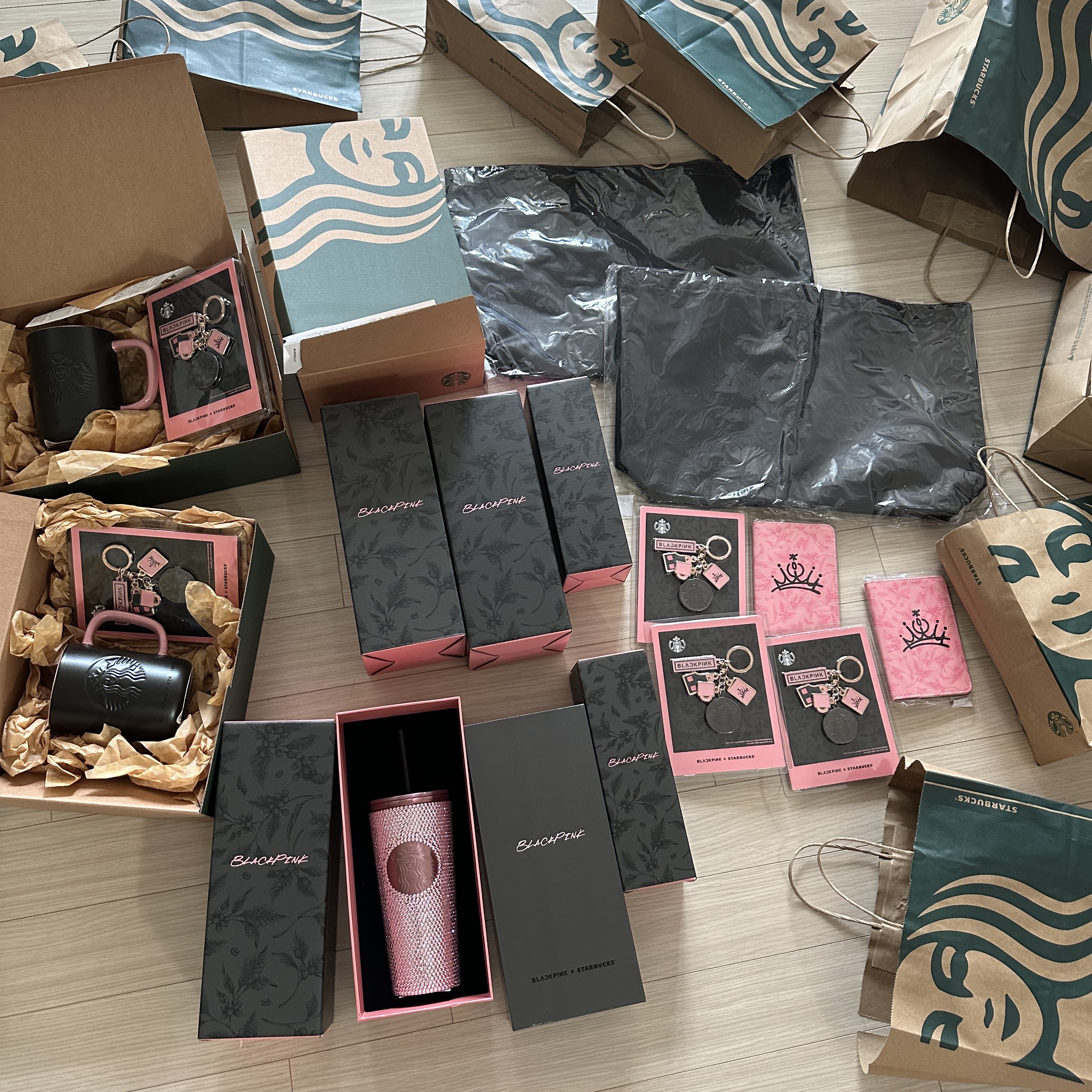 Starbucks x Blackpink SS Linestone Cold Cup 473ml, Starbucks x Blackpink SS Water Bottle 591ml 착용 스타일 - 1