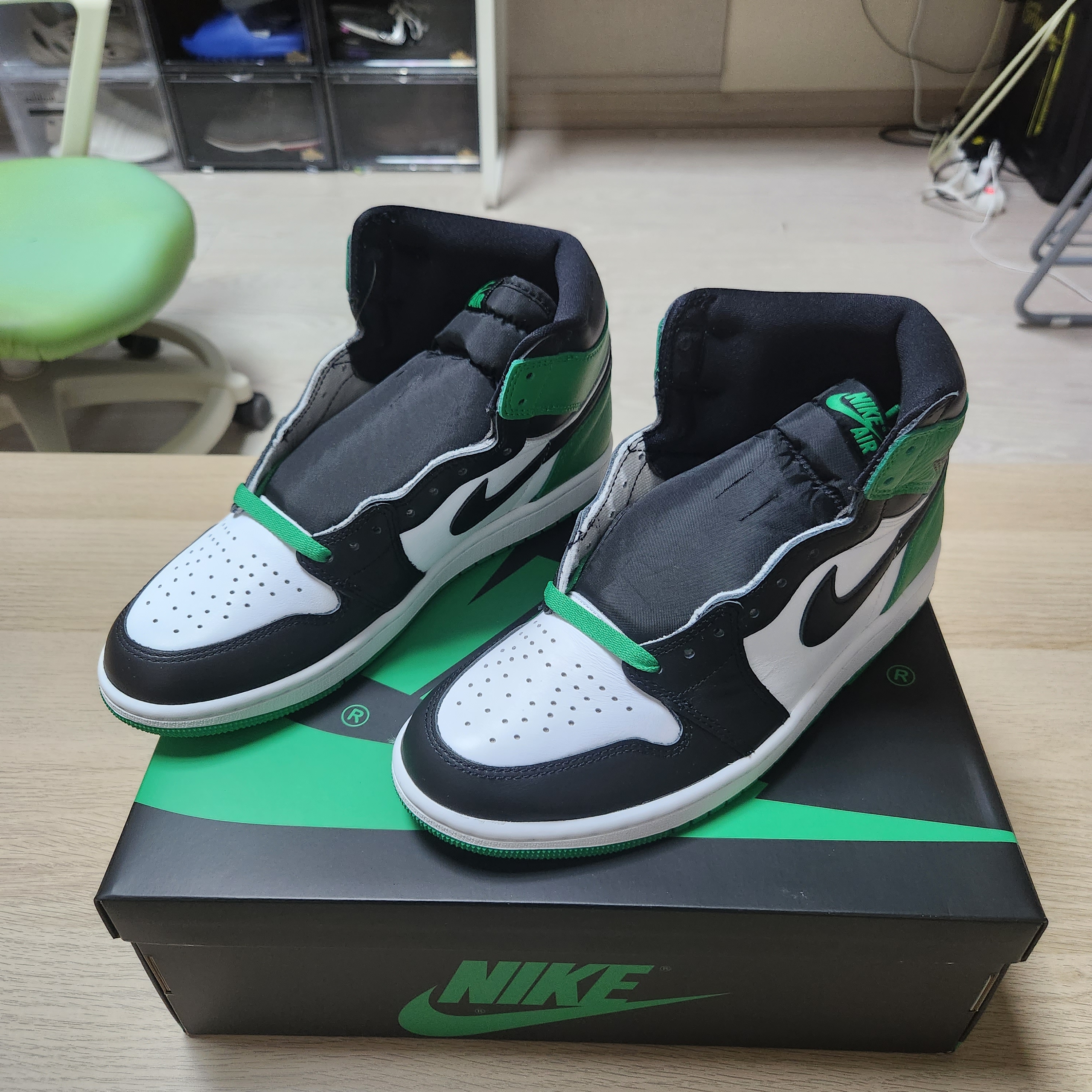 Jordan 1 Retro High OG Black and Lucky Green 착용 스타일 - 1
