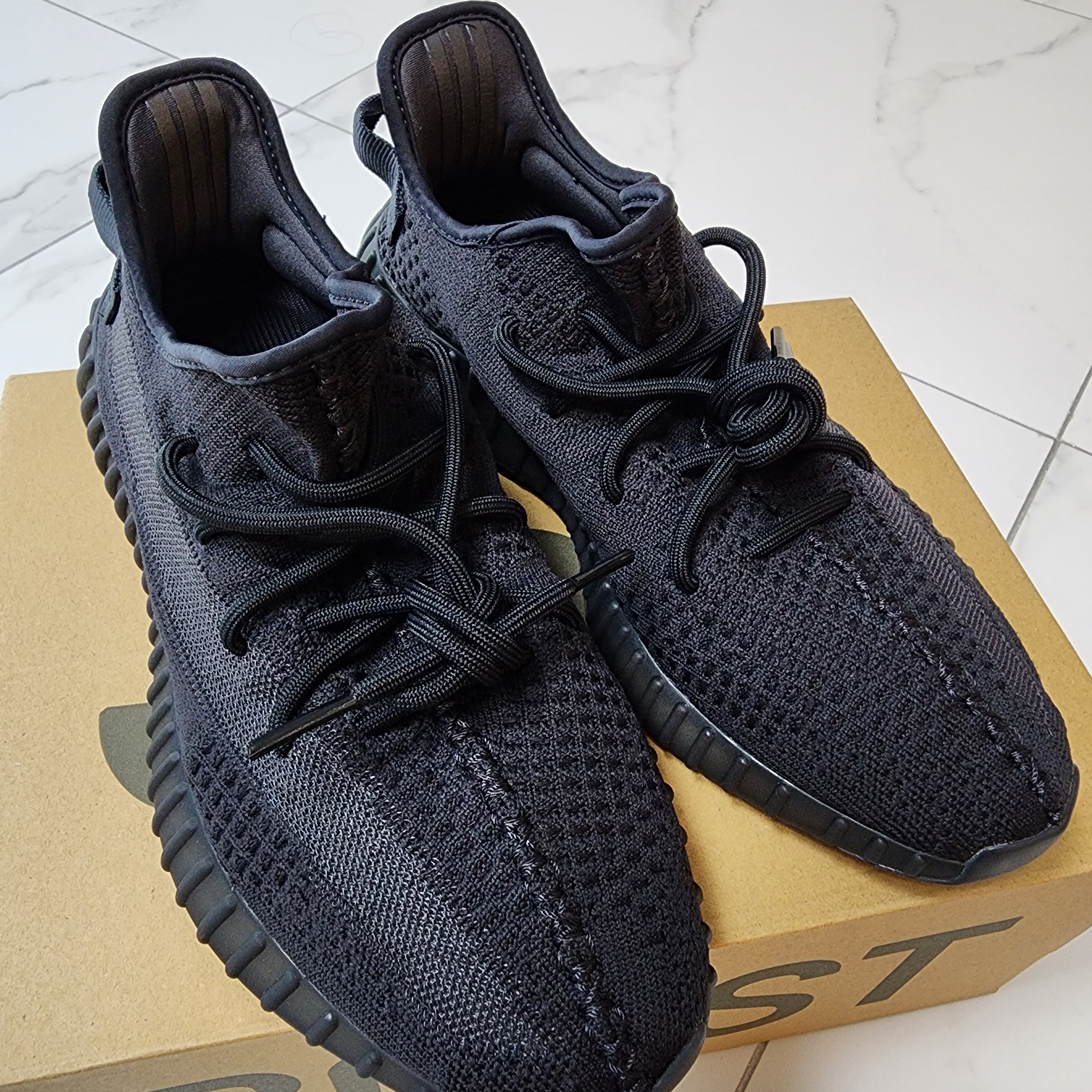 Adidas Yeezy Boost 350 V2 Onyx 착용 스타일 - 2
