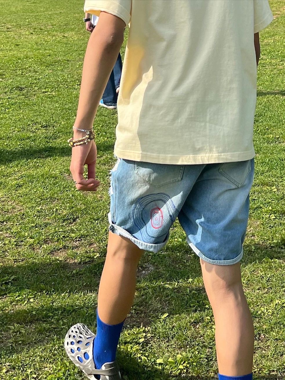 The Museum Visitor Hand Knitted Damaged Denim Shorts Blue 착용 스타일 - 1