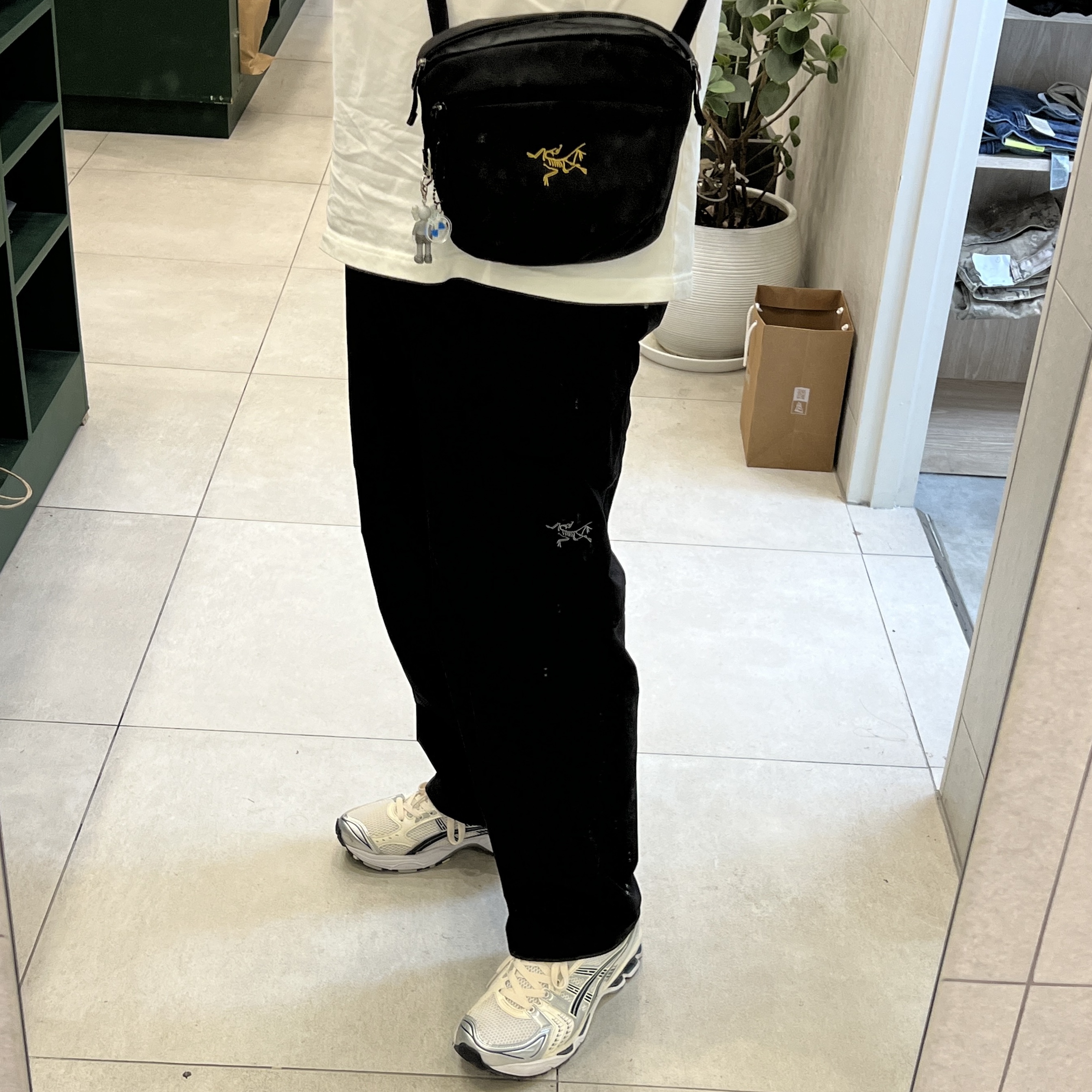 Arc'teryx Mantis 2 Waistpack 24K Black, (W) Asics Gel-Kayano 14 White Midnight 착용 스타일