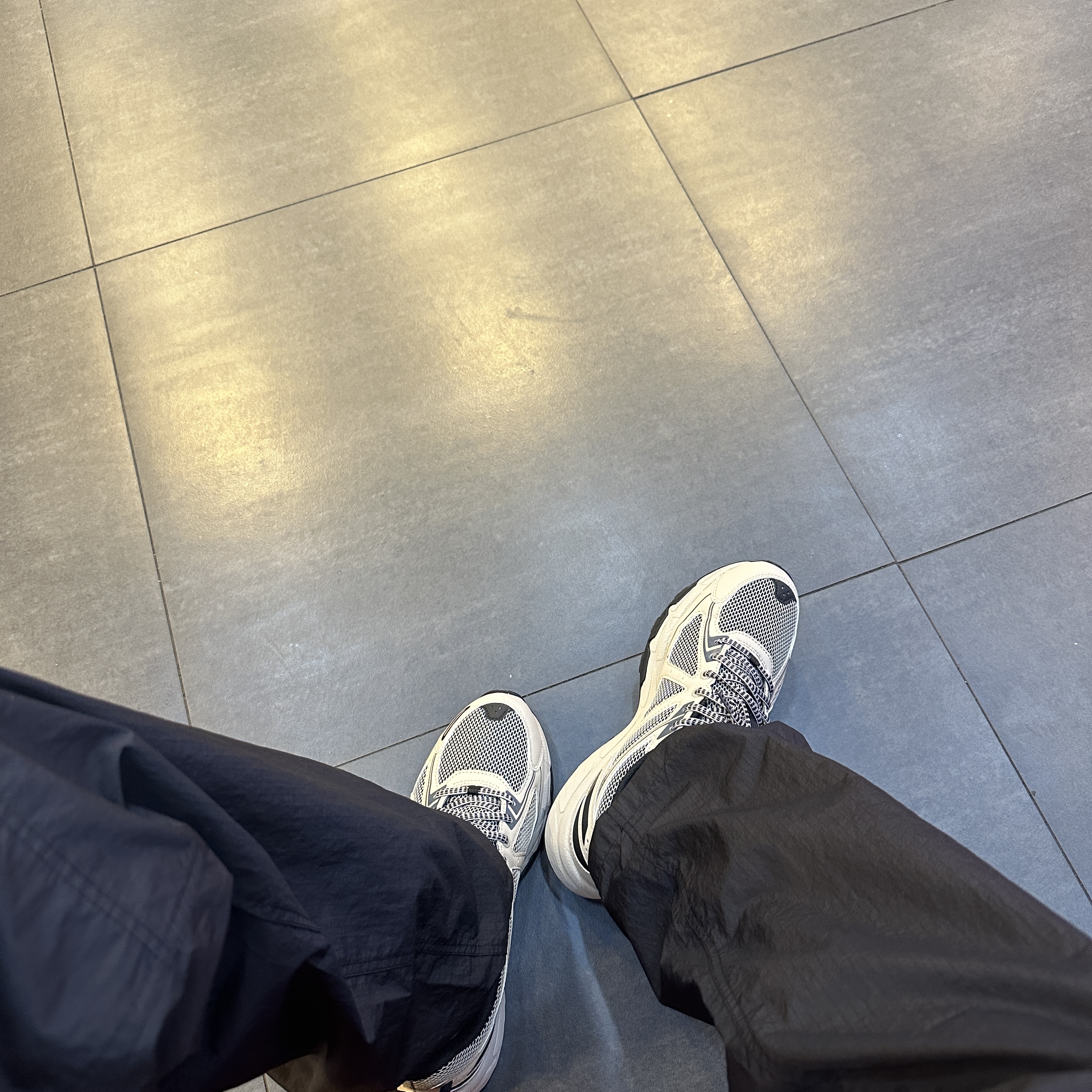 Asics Gel-Venture 6 Feather Grey Black 착용 스타일