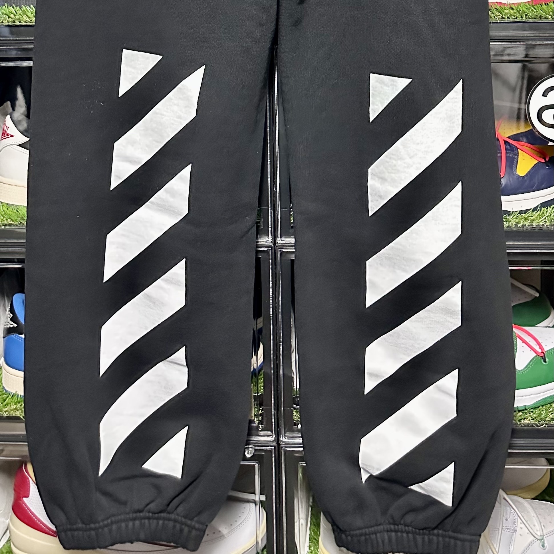 Off-White Diag Helvetica Slim Sweatpants Black 착용 스타일 - 2