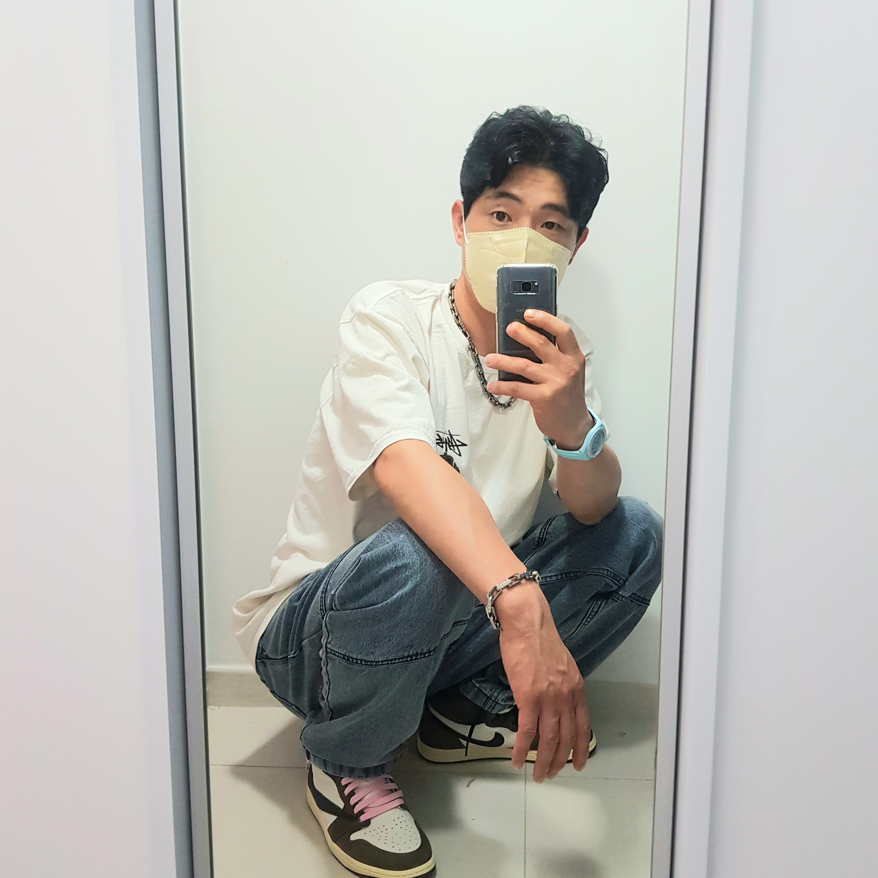 Jordan 1 x Travis Scott Retro High OG SP Mocha, Stussy Crown Wreath Pigment Dyed T-Shirt Natural 착용 스타일 - 3