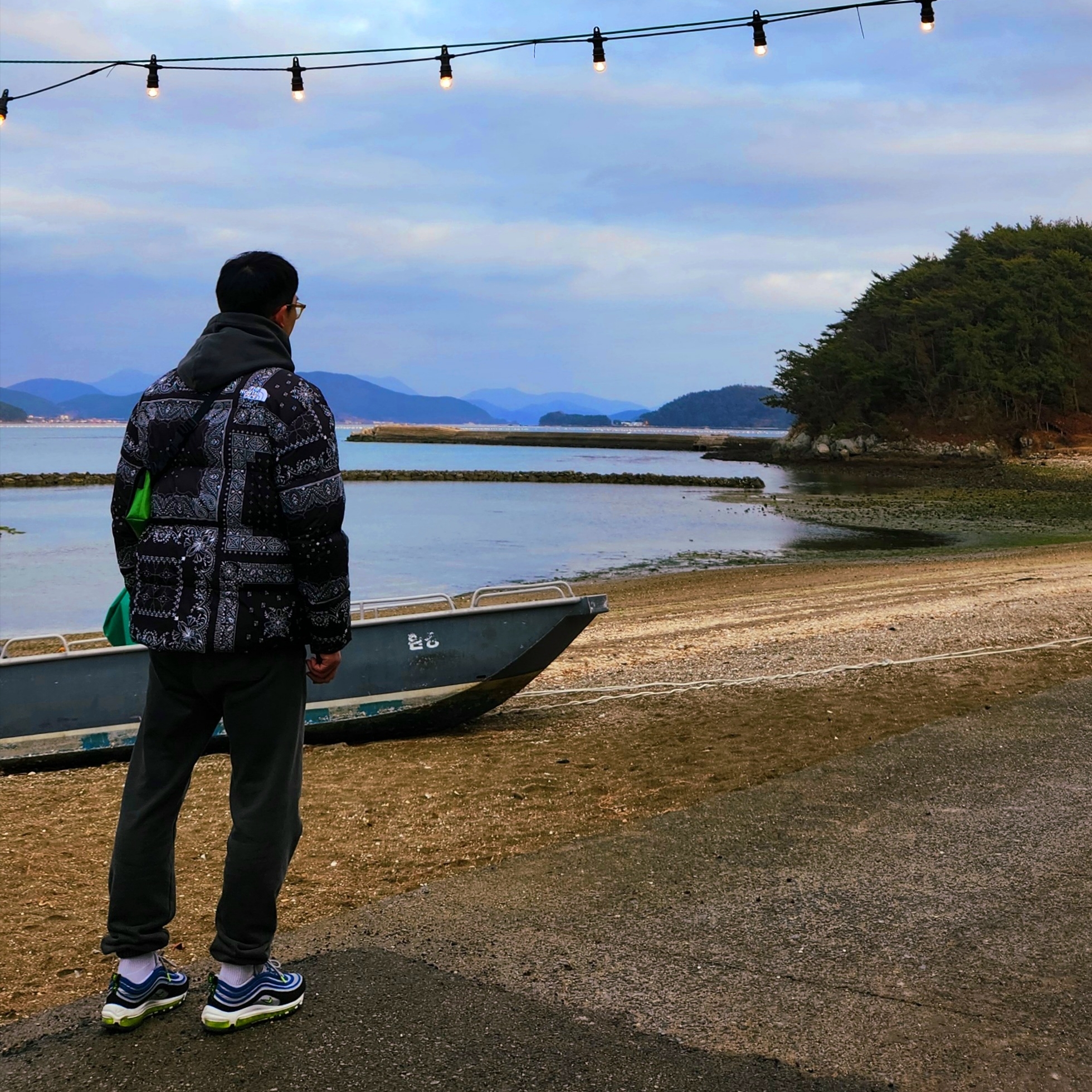 The North Face Novelty Lofty Down Jacket Real Black, Nike Air Max 97 OG Atlantic Blue and Voltage Yellow 착용 스타일