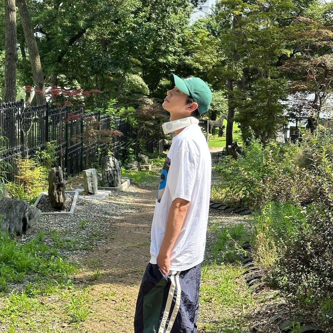 Supreme x Undercover Face T-Shirt White - 23SS, Nike x Stussy Benassi Slide Off Noir 착용 스타일 - 3