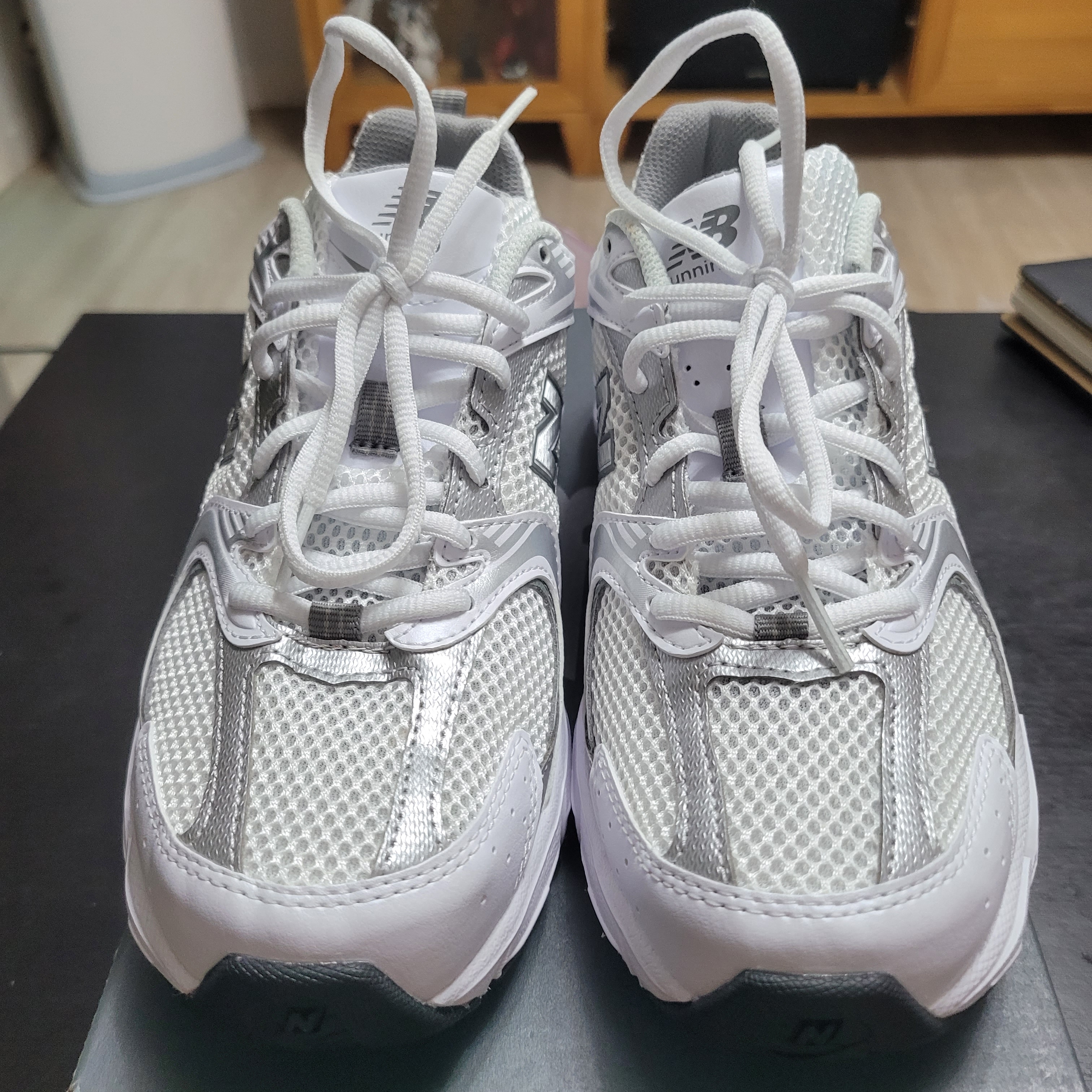 New Balance 530 White Silver 착용 스타일 - 2