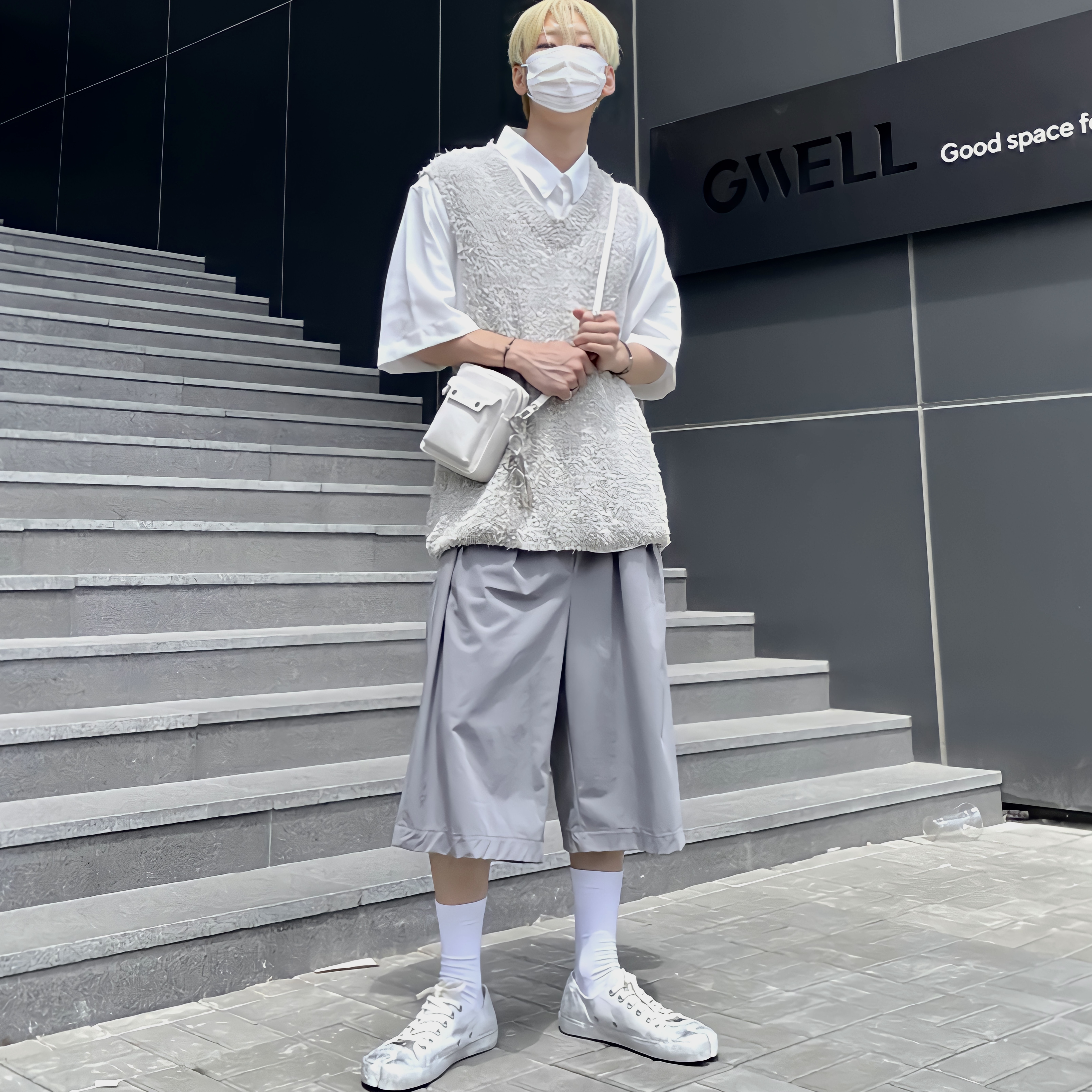 Maison Margiela Tabi Silver Foil Suede Sneakers White 착용 스타일 - 2