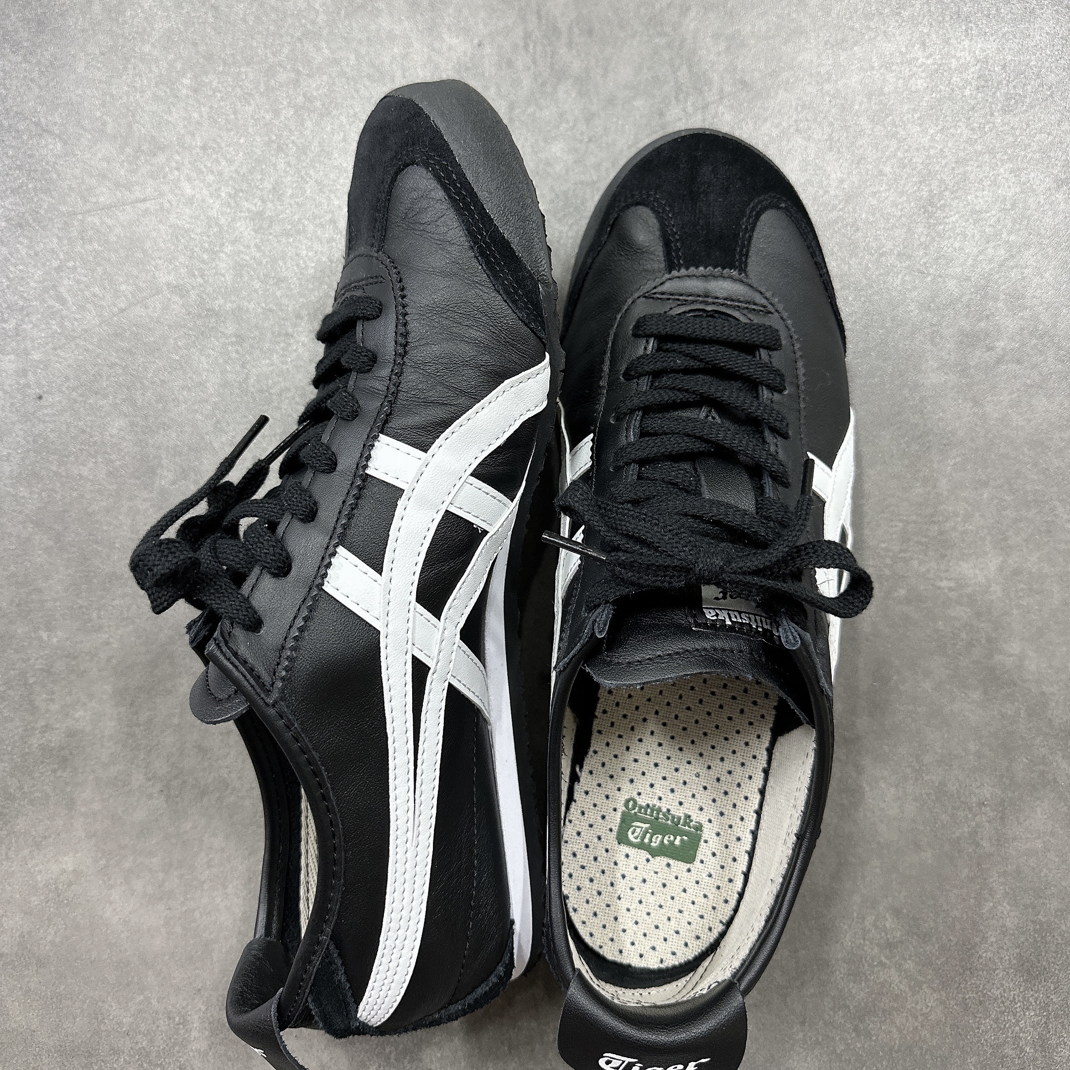 Onitsuka Tiger Mexico 66 Black White 착용 스타일 - 3