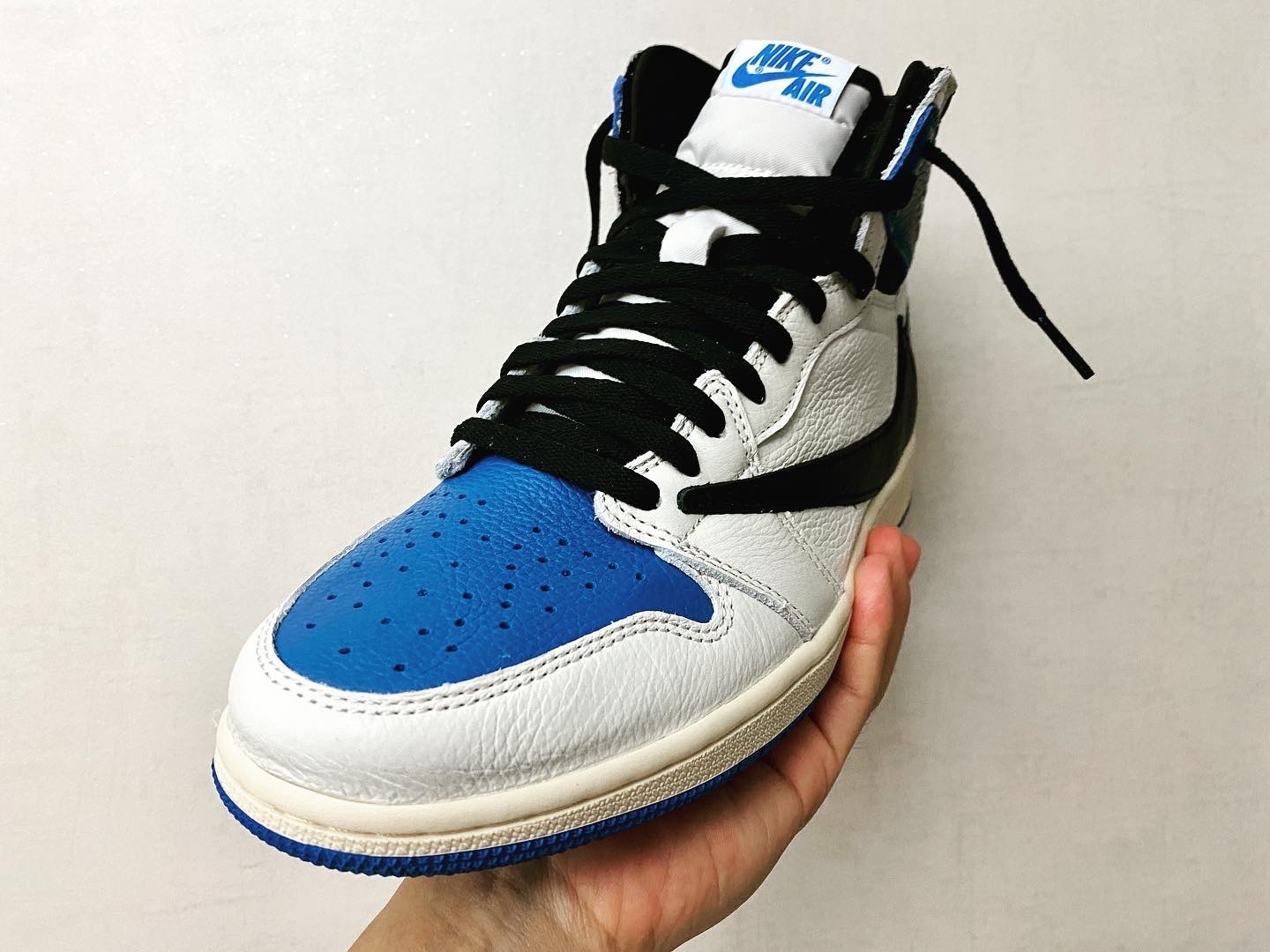 Jordan 1 x Travis Scott x Fragment Retro High OG SP Military Blue 착용 스타일 - 3