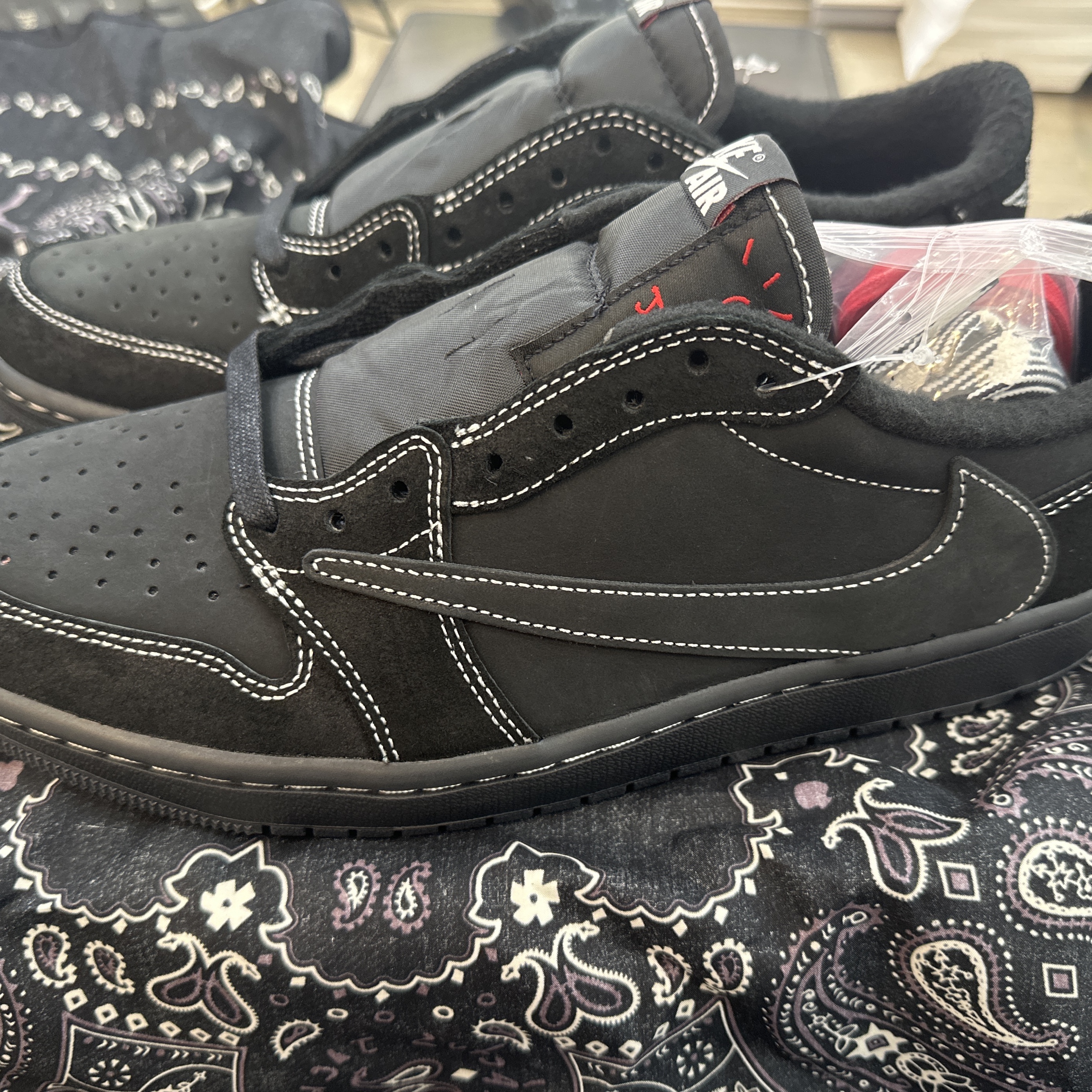 Jordan 1 x Travis Scott Retro Low OG SP Black Phantom 착용 스타일
