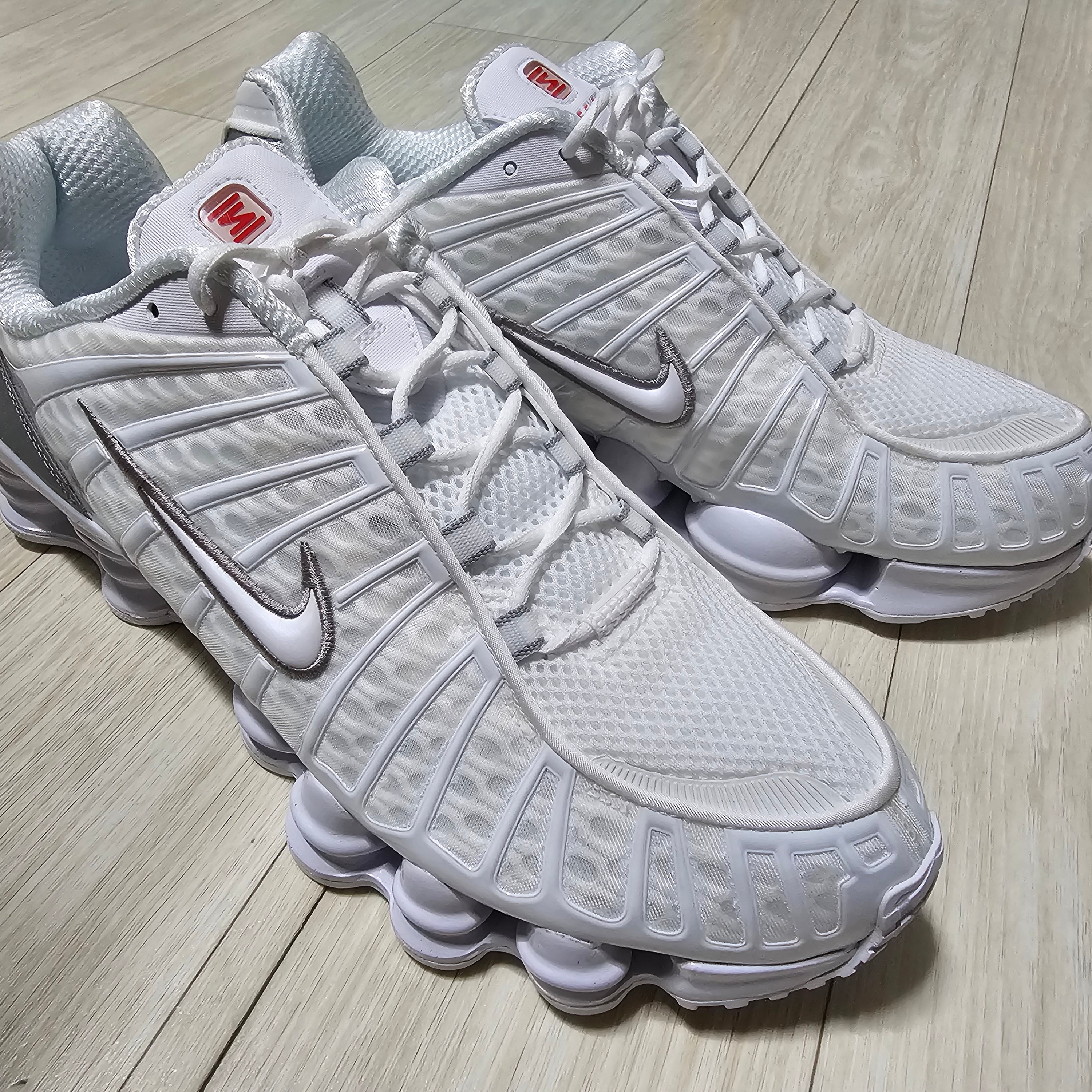 (W) Nike Shox TL White and Max Orange, (W) Nike Shox TL Black and Max Orange 착용 스타일 - 1