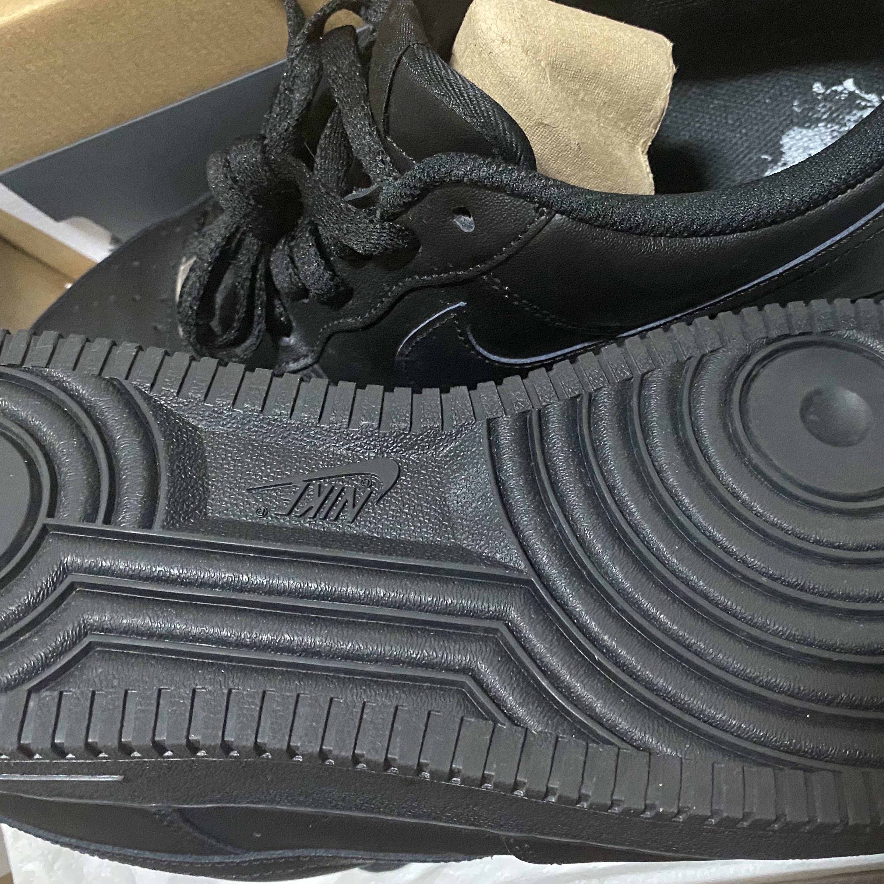 Nike Air Force 1 '07 Low Triple Black 착용 스타일