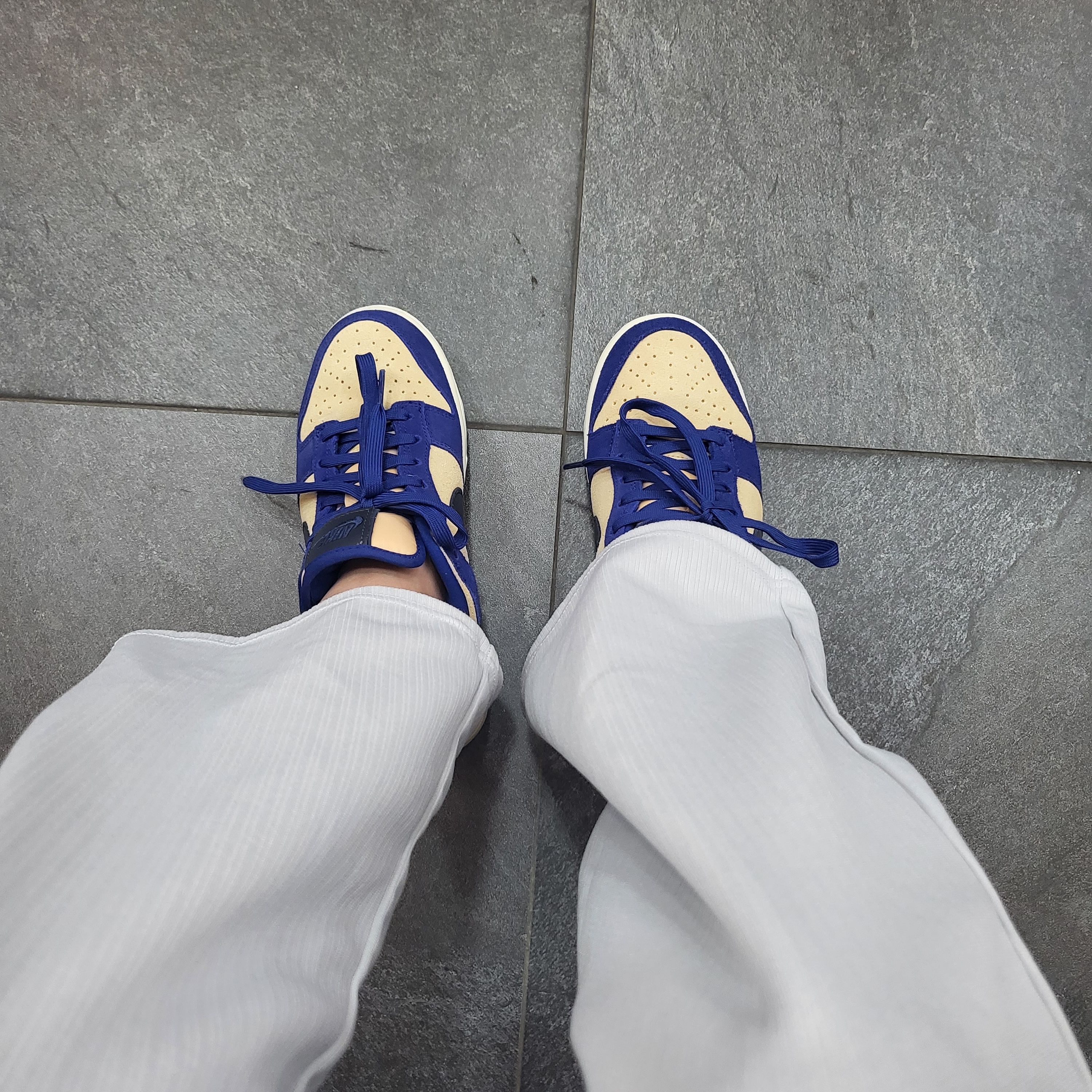 (W) Nike Dunk Low LX Blue Suede 착용 스타일 - 1