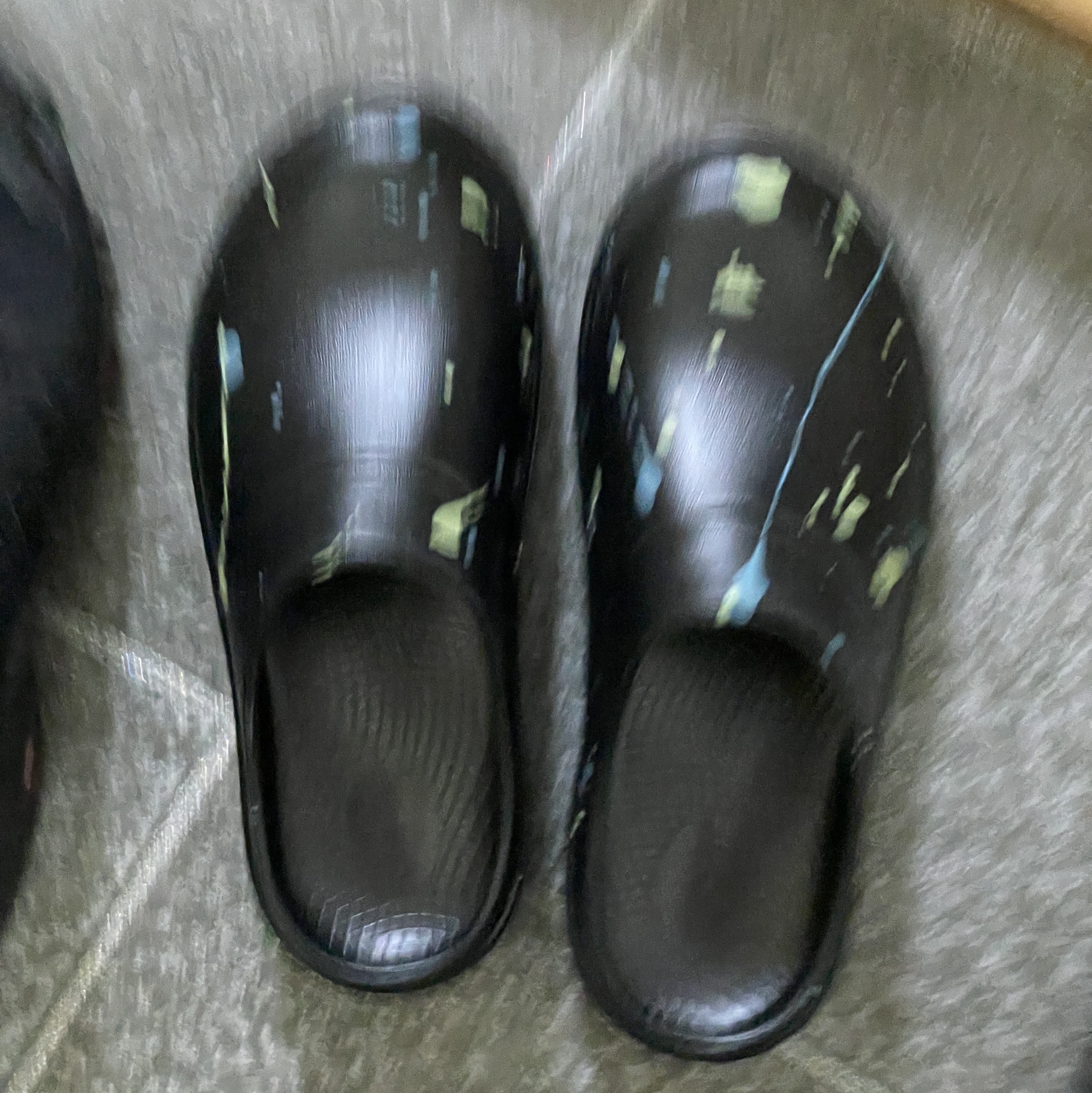 Oofos x Thisisneverthat Clog Black 착용 스타일 - 2