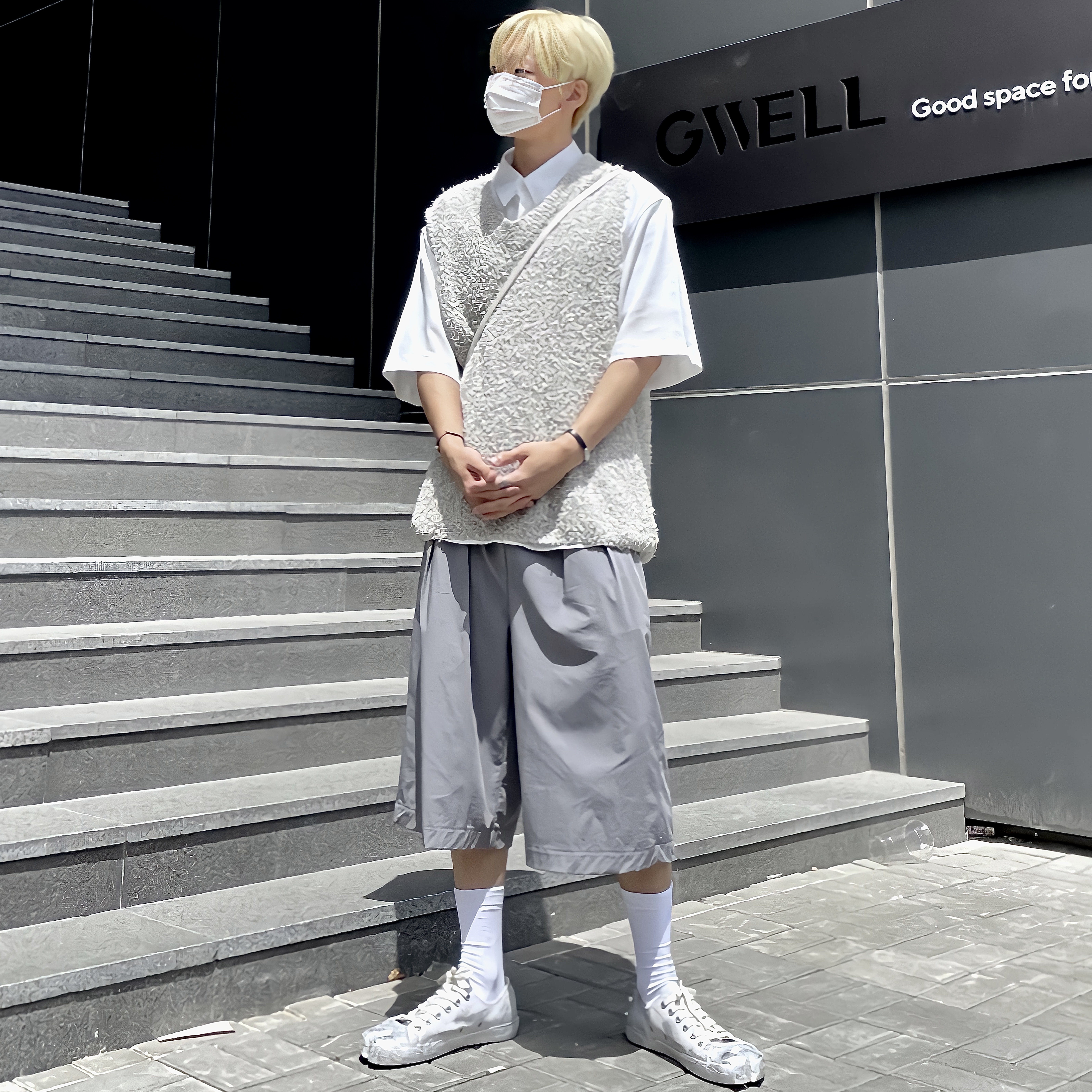 Maison Margiela Tabi Silver Foil Suede Sneakers White 착용 스타일 - 1