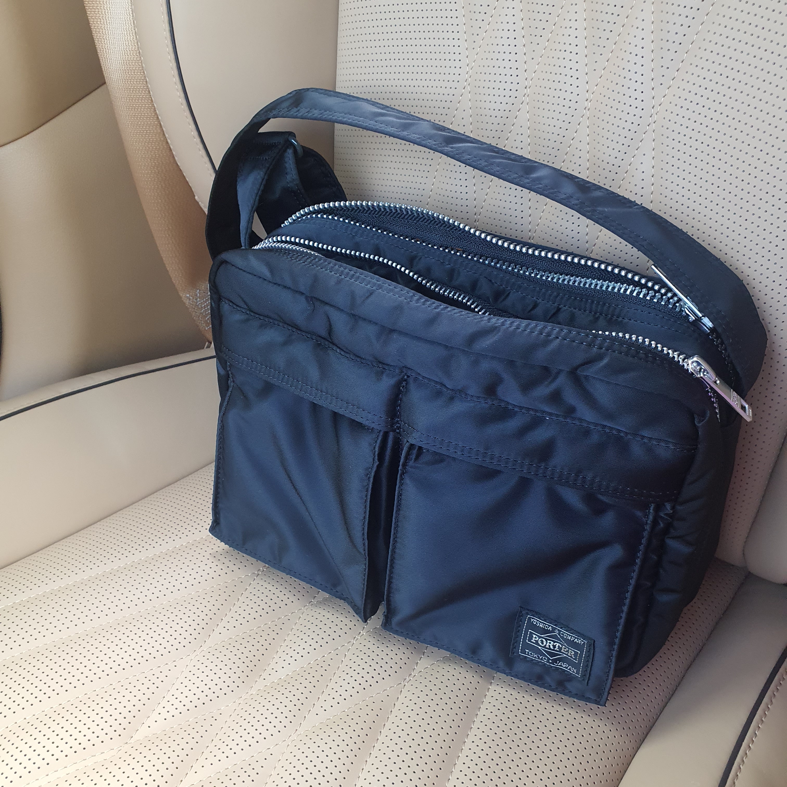 Porter Tanker Shoulder Bag S Black 착용 스타일