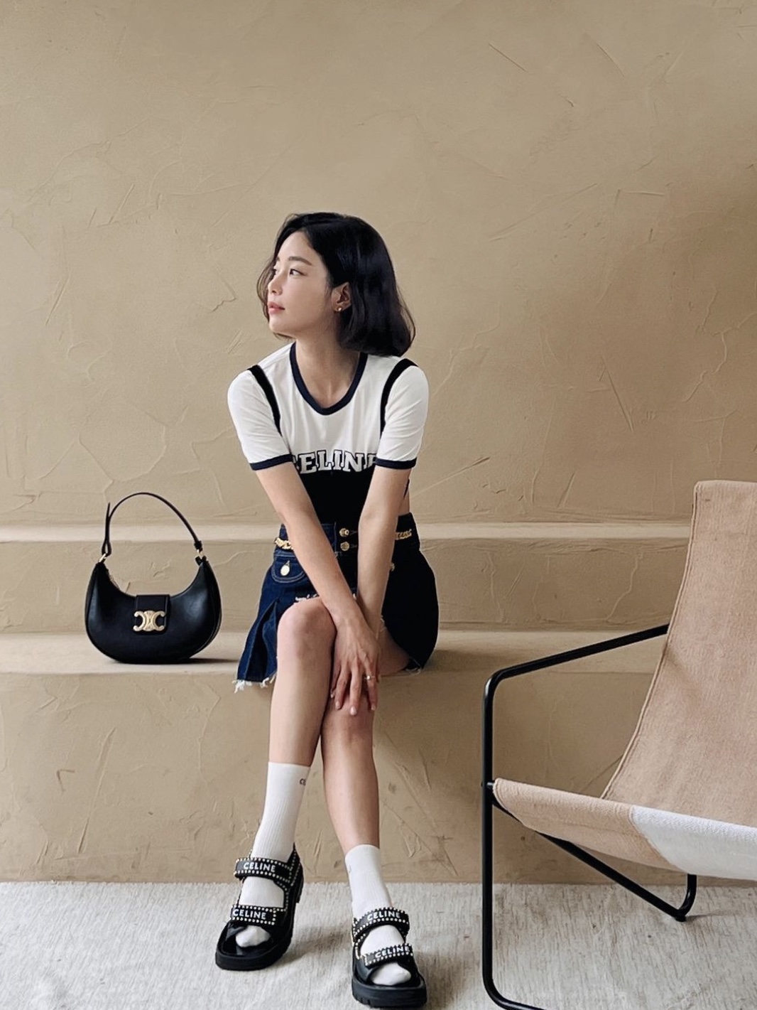 Celine Medium Ava Triomphe Bag in Smooth Calfskin Black 착용 스타일