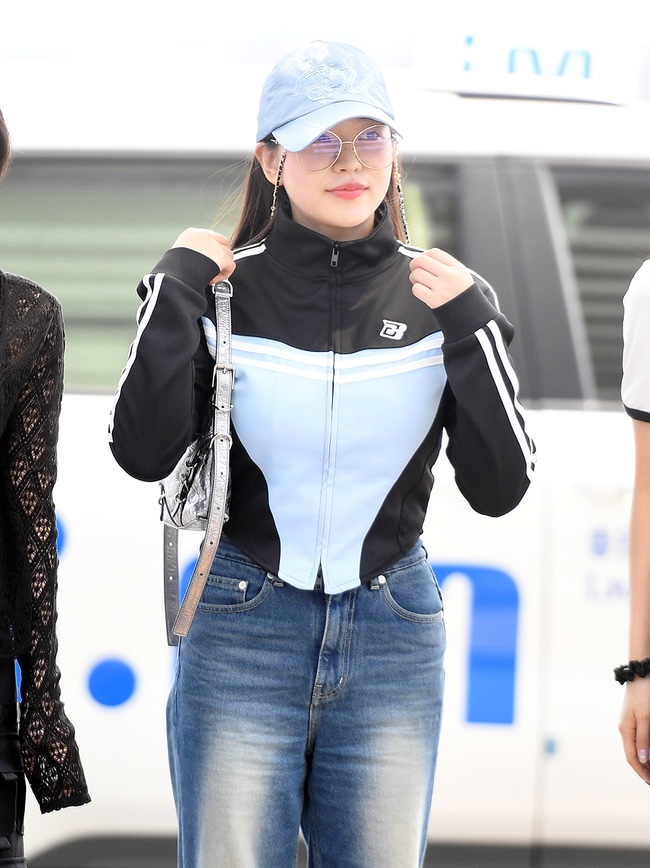 Givenchy Mini Voyou Bag in Laminated Leather Silver Grey 착용 스타일