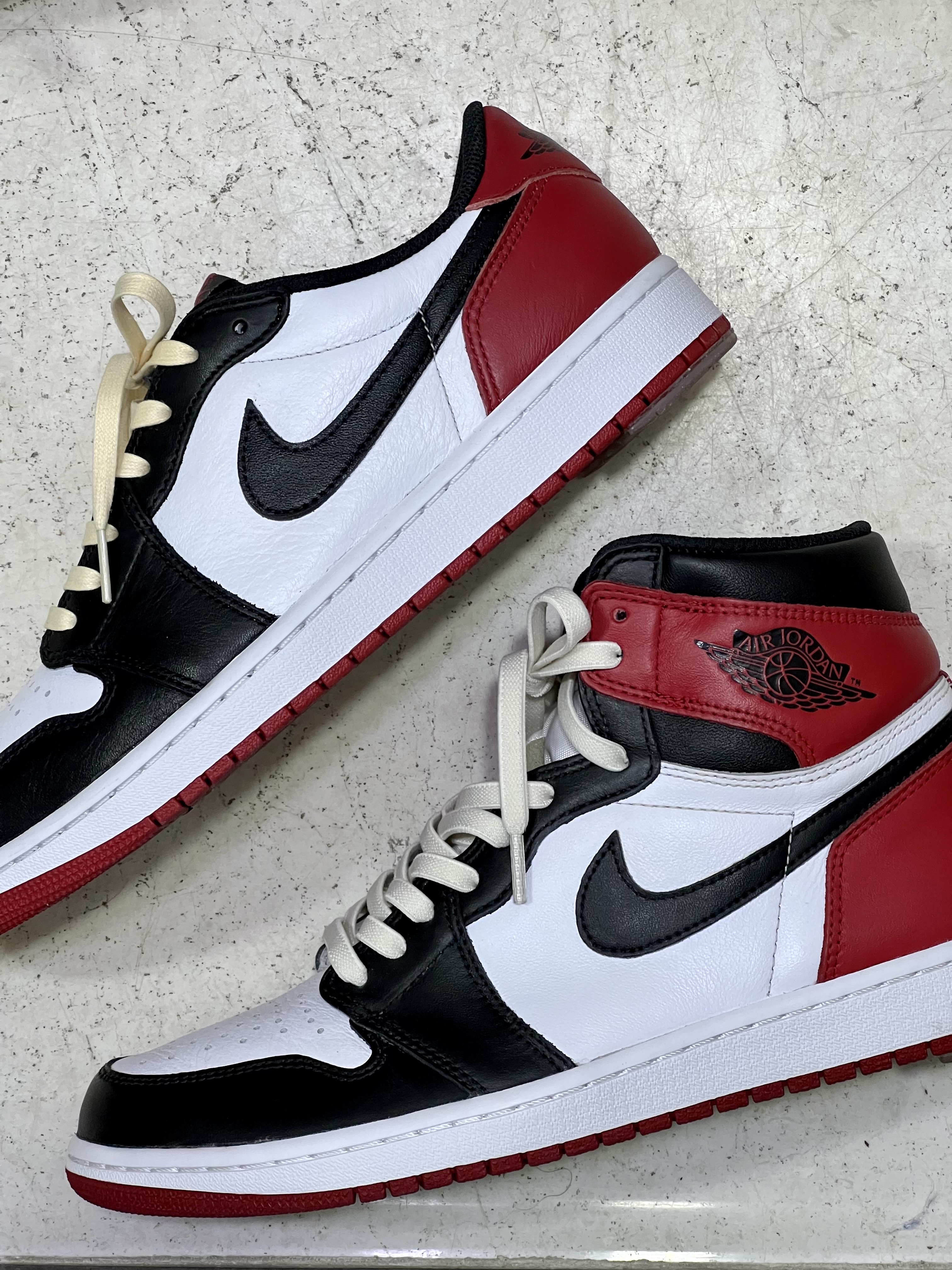 Jordan 1 Retro Low OG Black Toe, (GS) Jordan 1 Retro Low OG Black Toe 착용 스타일 - 1
