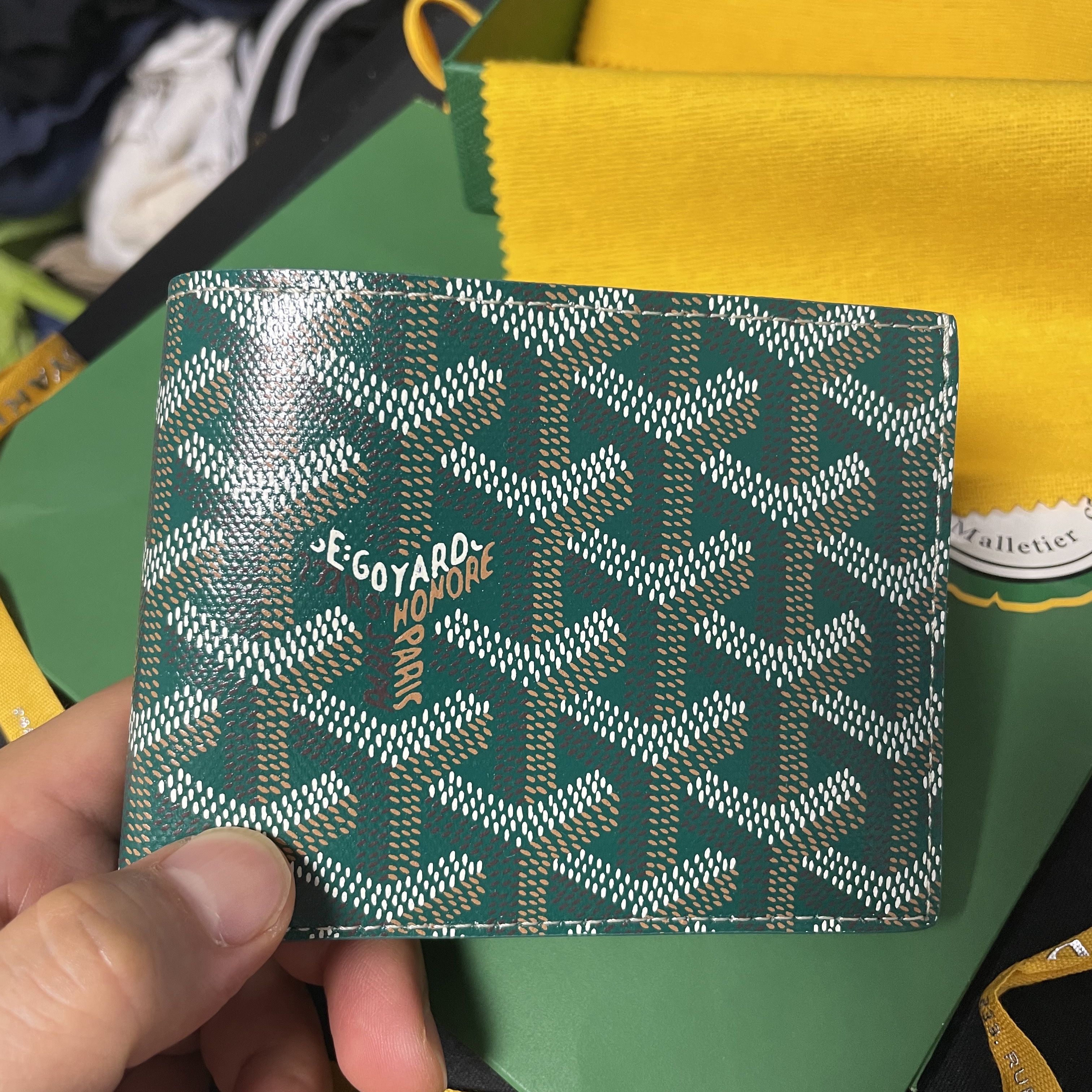 Goyard Victoire Wallet Green 착용 스타일 - 3