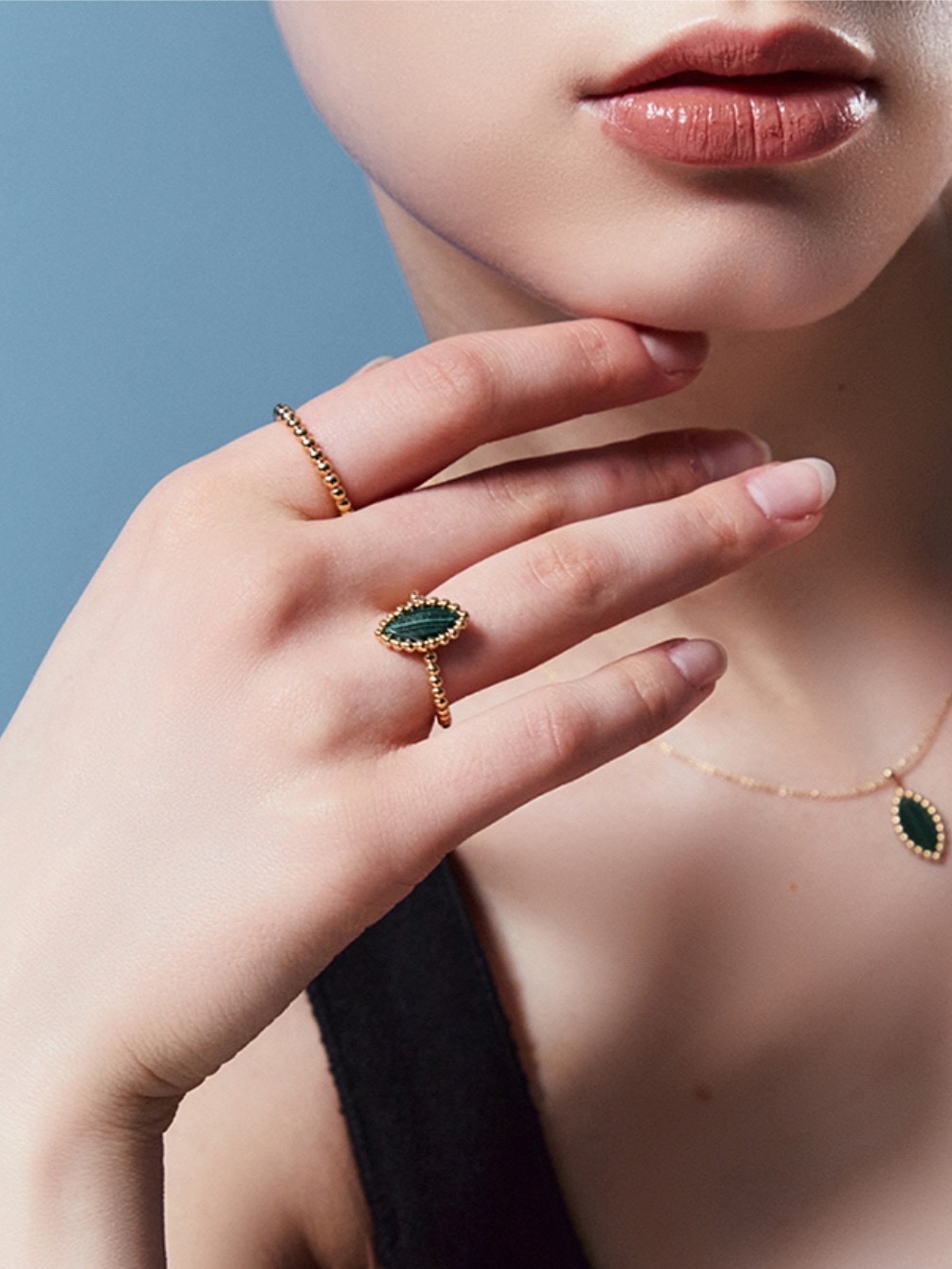 Miko Vasty Marquise Onyx Ring Yellow Gold 착용 스타일
