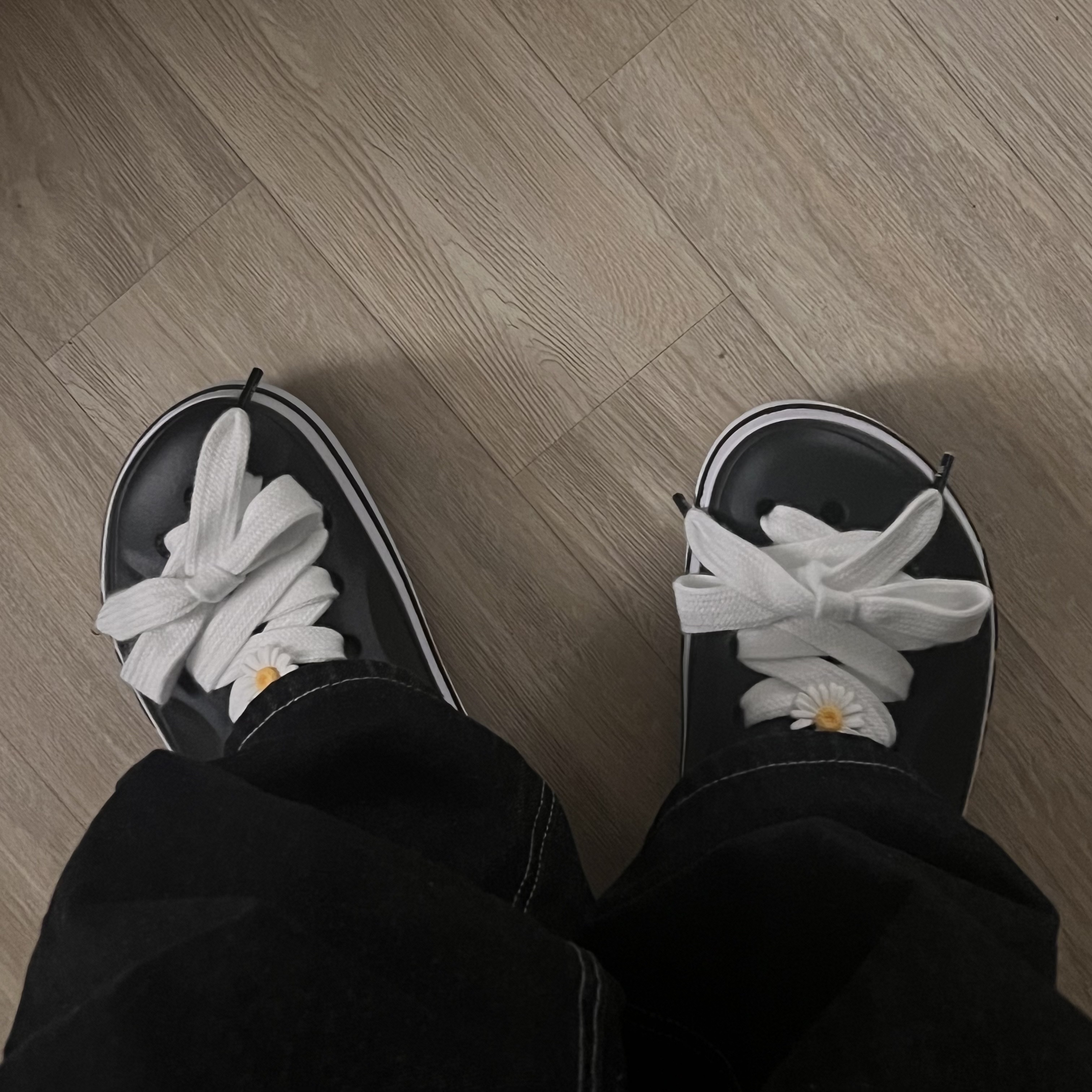 Crocs Bayaband Clog Black White 착용 스타일 - 1