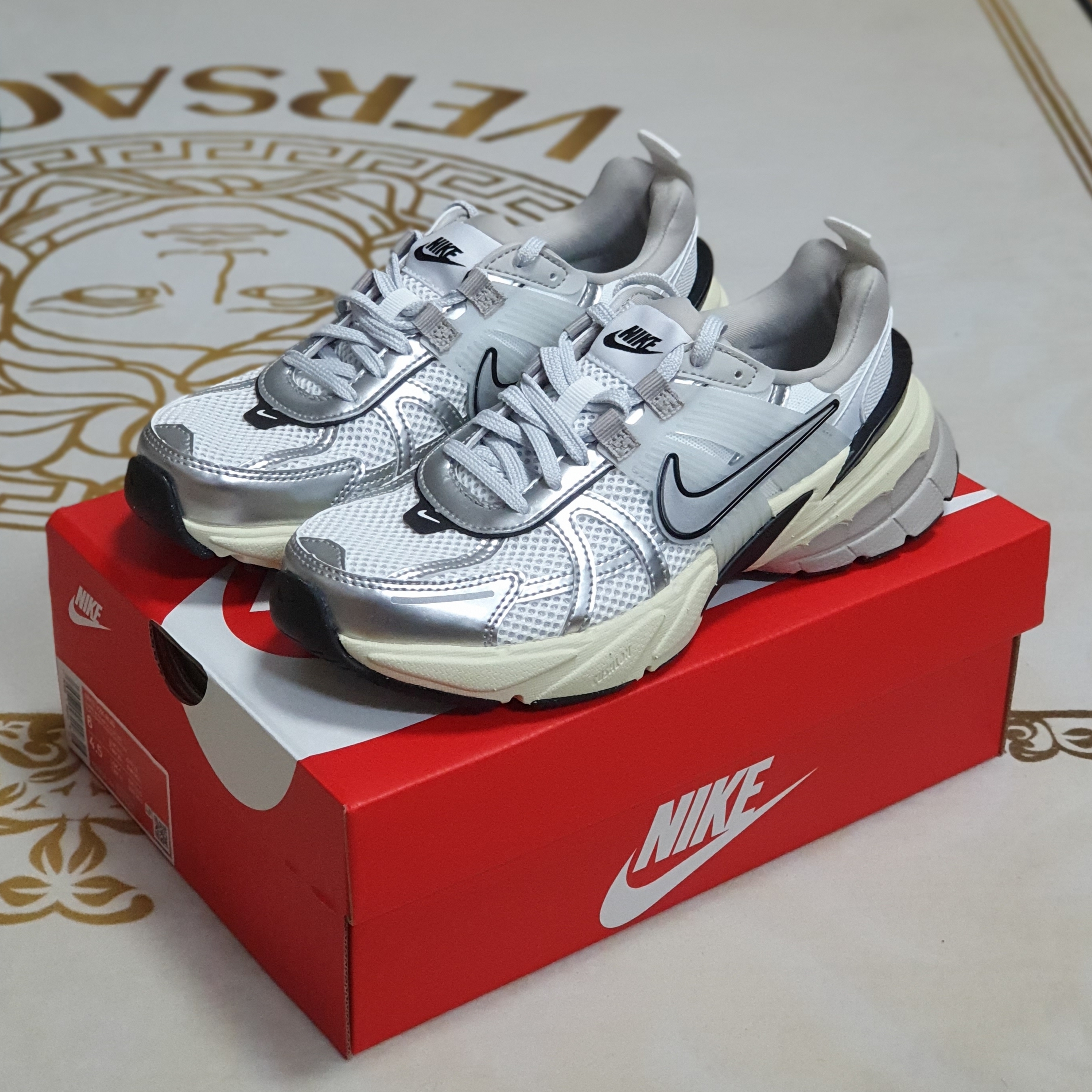Nike V2K Run Summit White Metallic Silver 착용 스타일