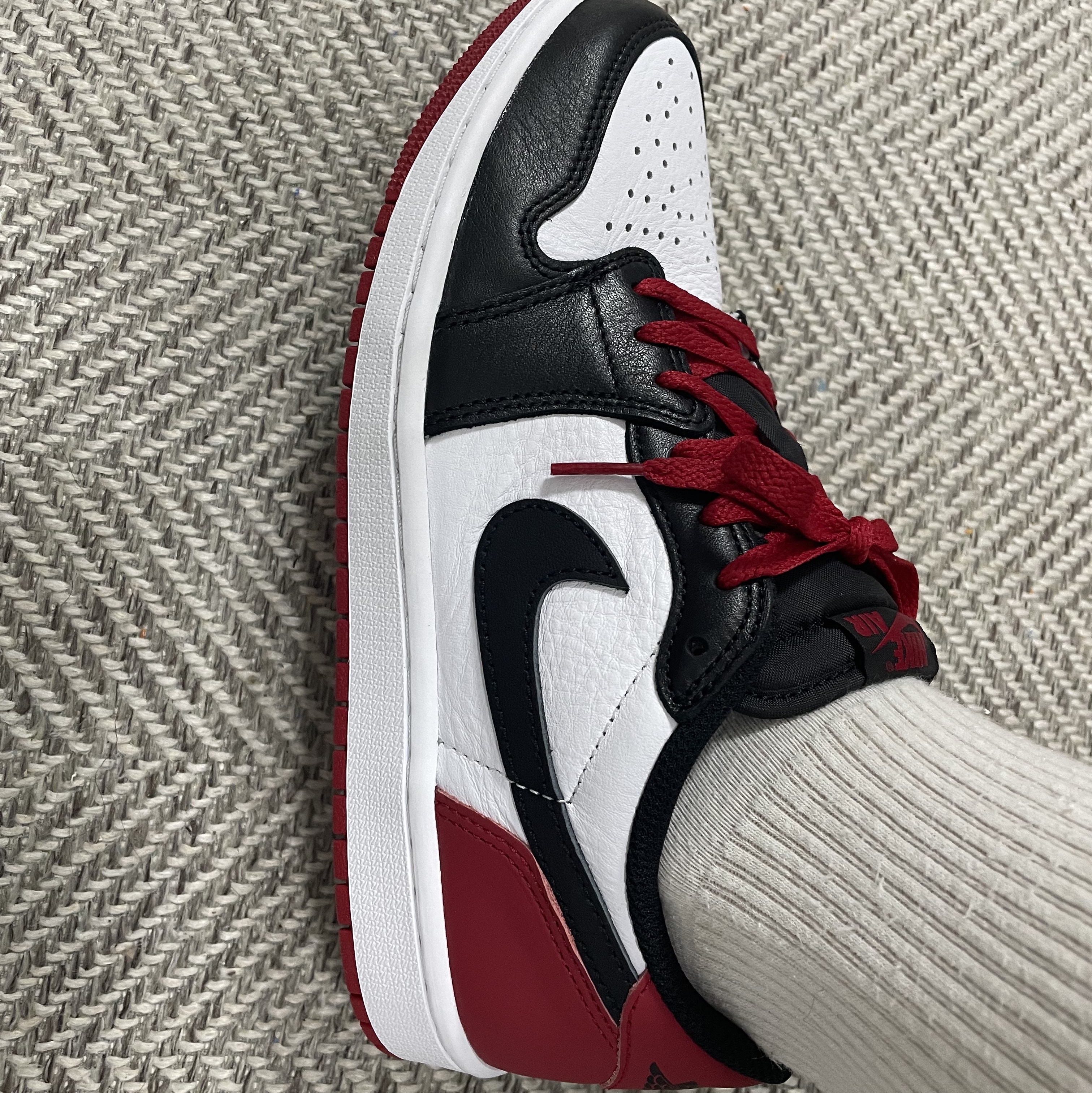 Jordan 1 Retro Low OG Black Toe 착용 스타일 - 2