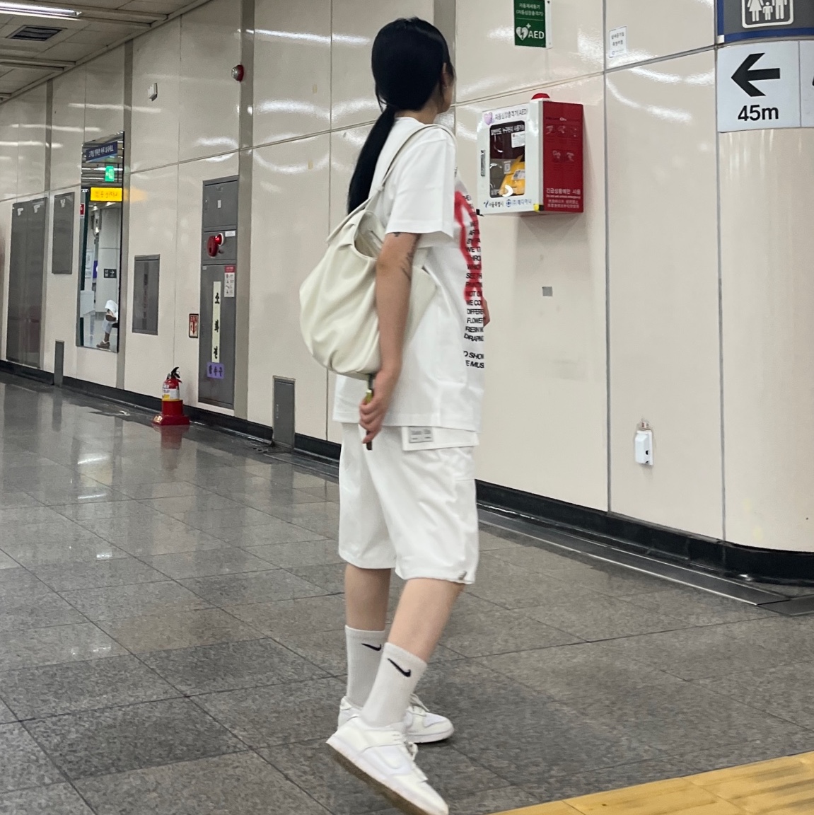 The Museum Visitor Heart Sprayed T-Shirts White, (W) Nike Dunk Low White and Sail 착용 스타일 - 2