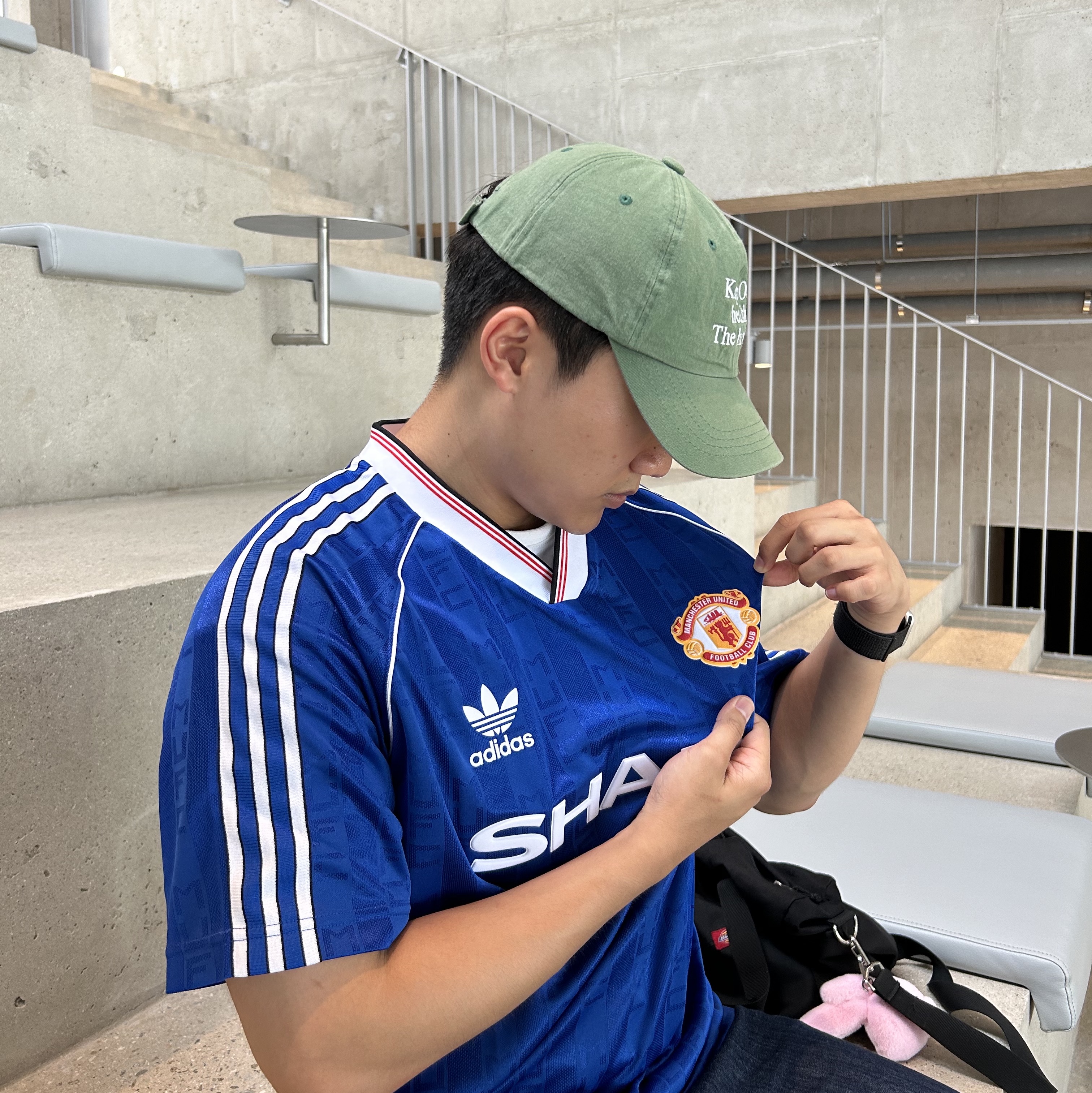 Adidas Manchester United 1988/90 Jersey Collegiate Royal - US Sizing, NewJeans Tokki Merchandise Fluffy Keyring Pink 착용 스타일