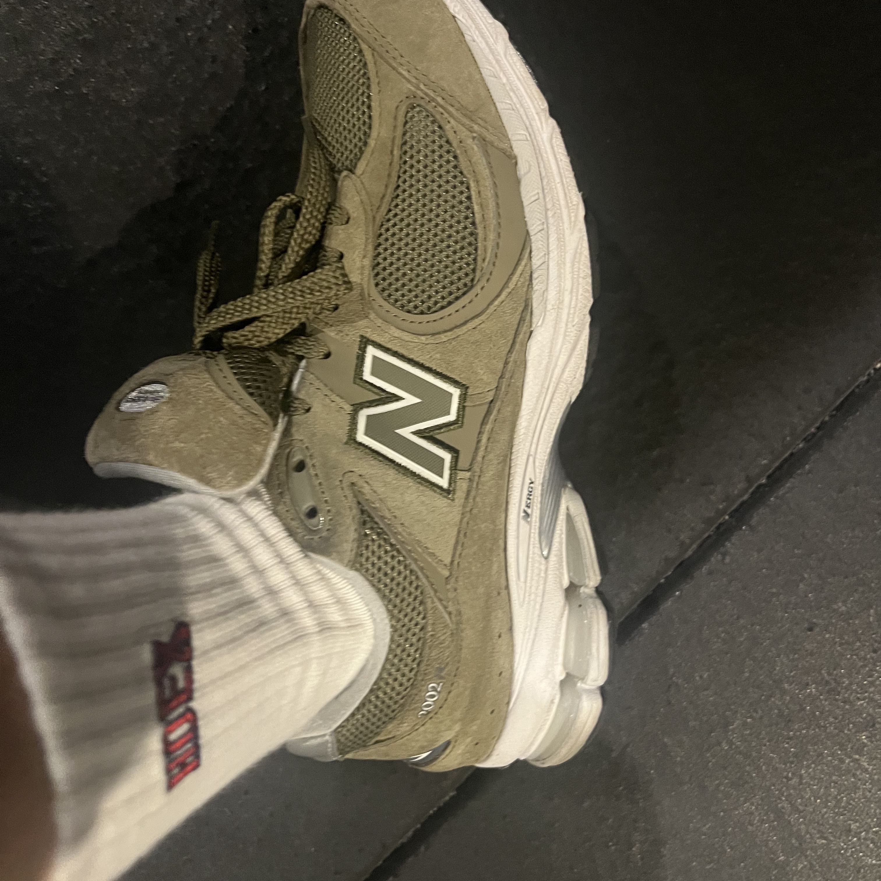 New Balance 2002R Olive White 착용 스타일