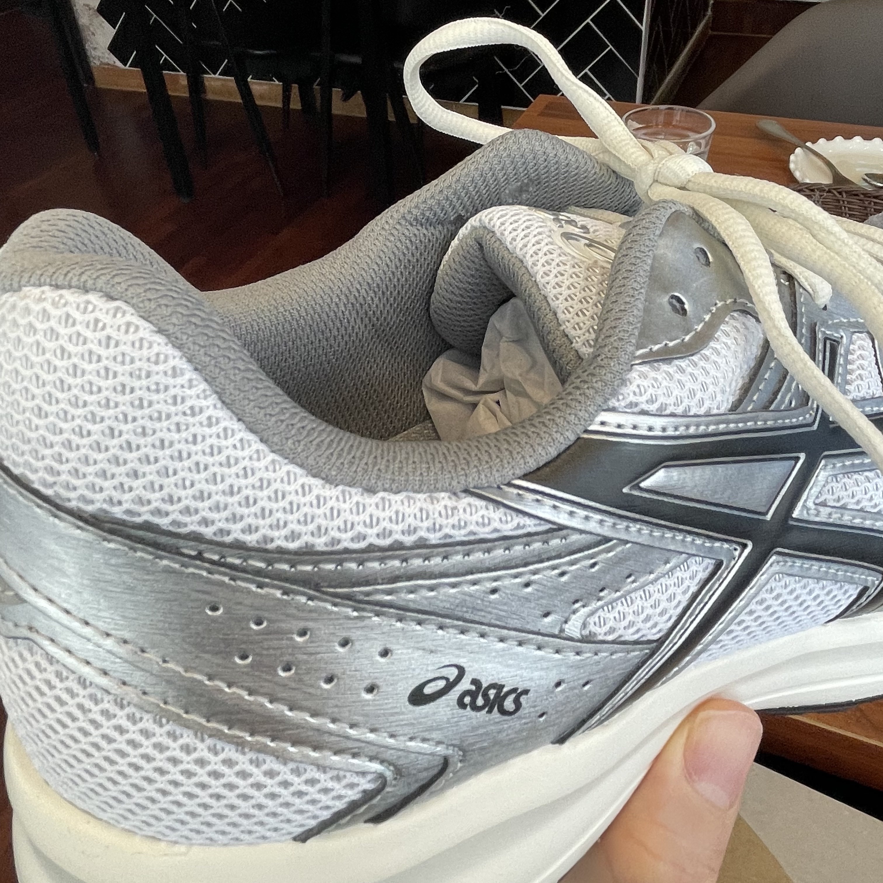 Asics Jog 100 S White Black - 2E Wide 착용 스타일 - 4