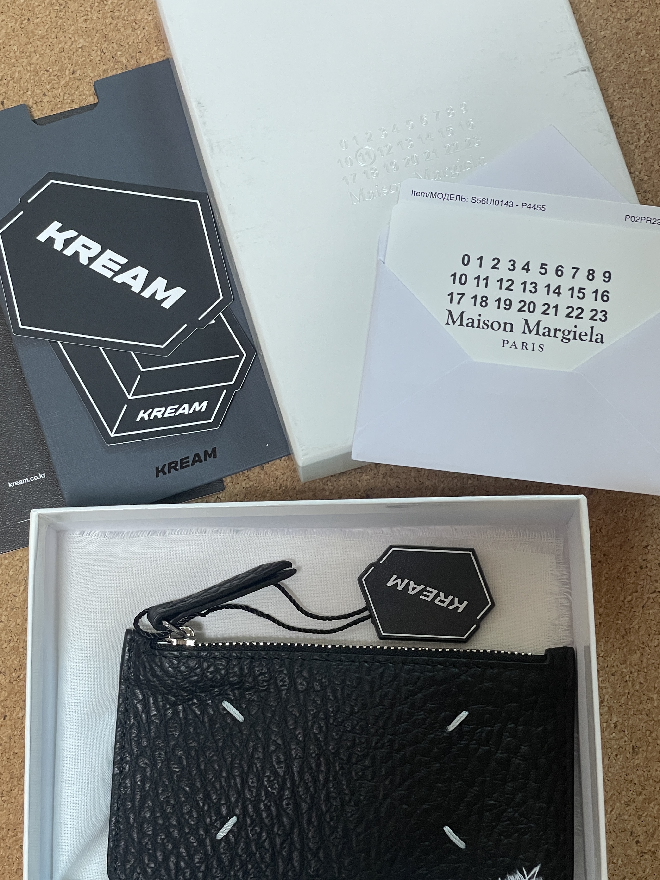 Maison Margiela Stitch Leather Zipped Card Holder Black 착용 스타일