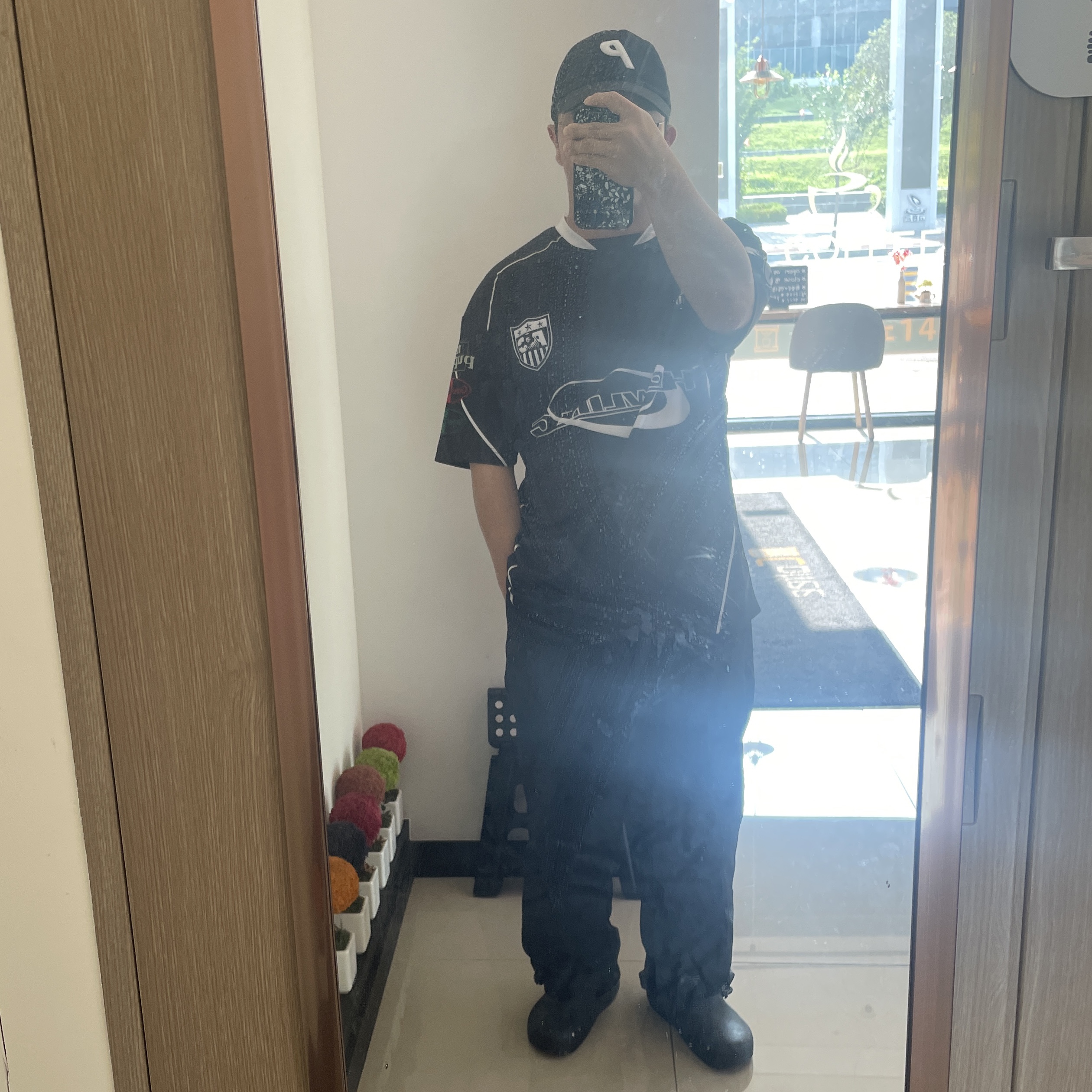 Palace P 6-Panel Black 착용 스타일 - 1