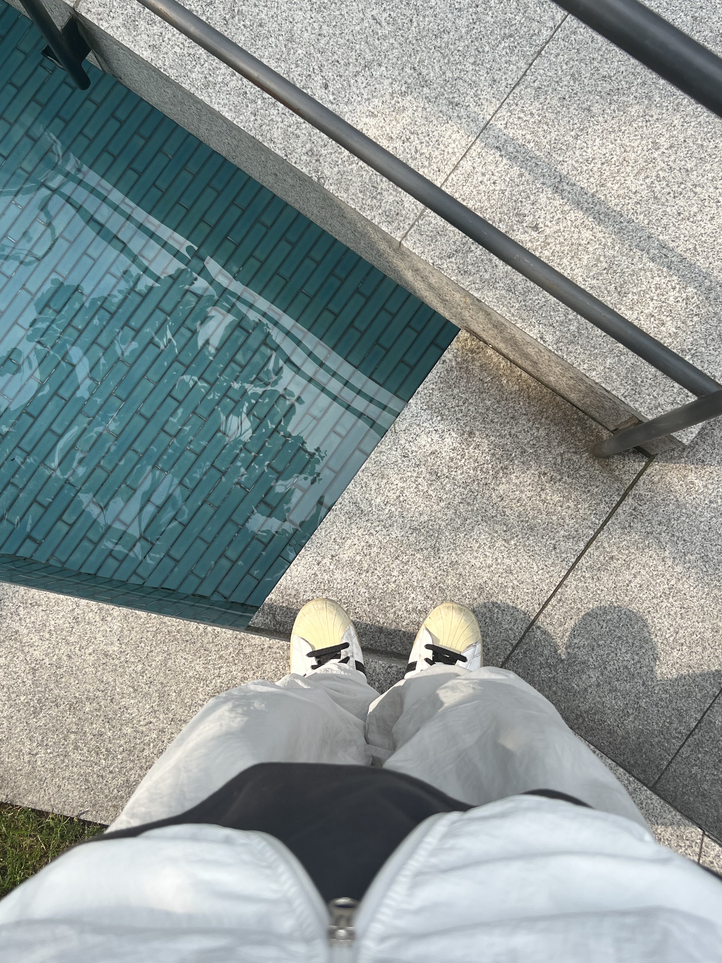 Adidas Superstar Premium White Black 착용 스타일 - 4