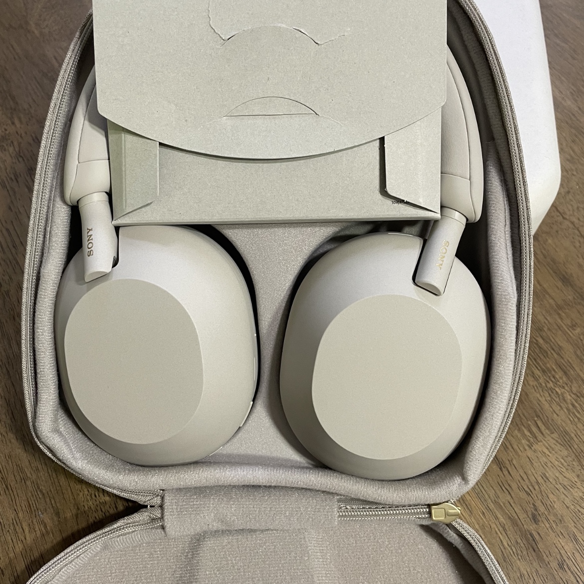 Sony WH-1000XM5 Silver (Korean Ver.) 착용 스타일