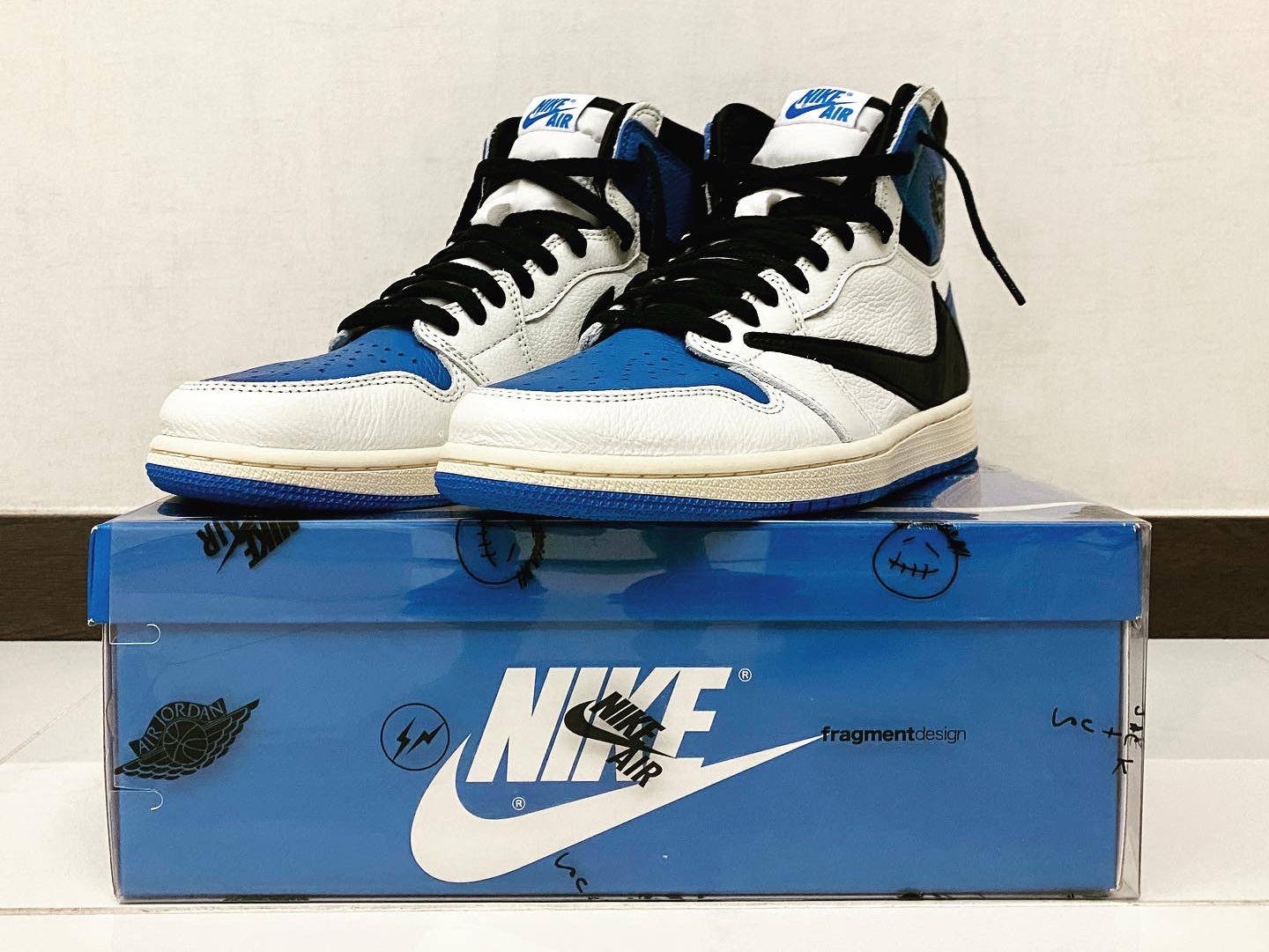 Jordan 1 x Travis Scott x Fragment Retro High OG SP Military Blue 착용 스타일 - 1