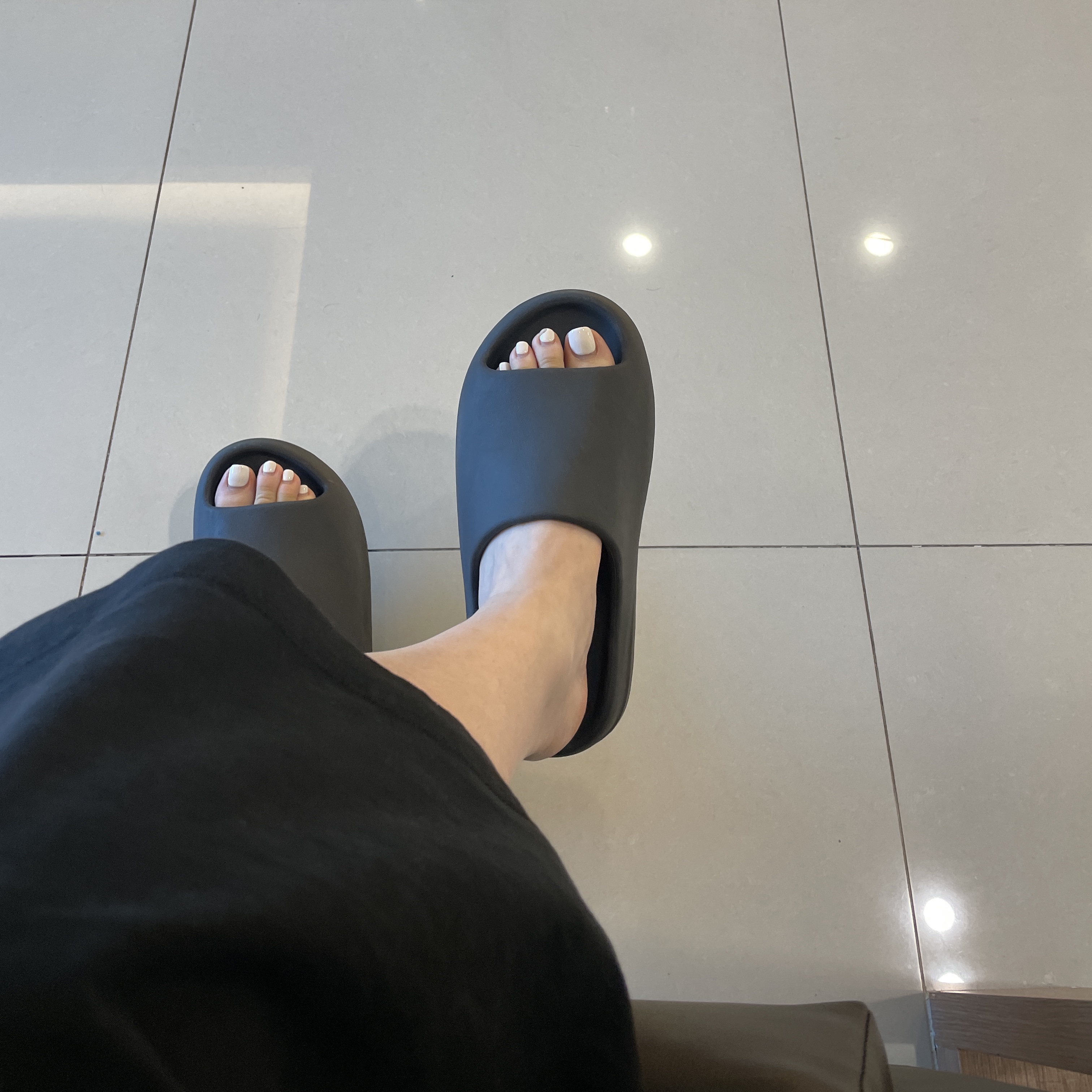 Adidas Yeezy Slide Onyx 착용 스타일