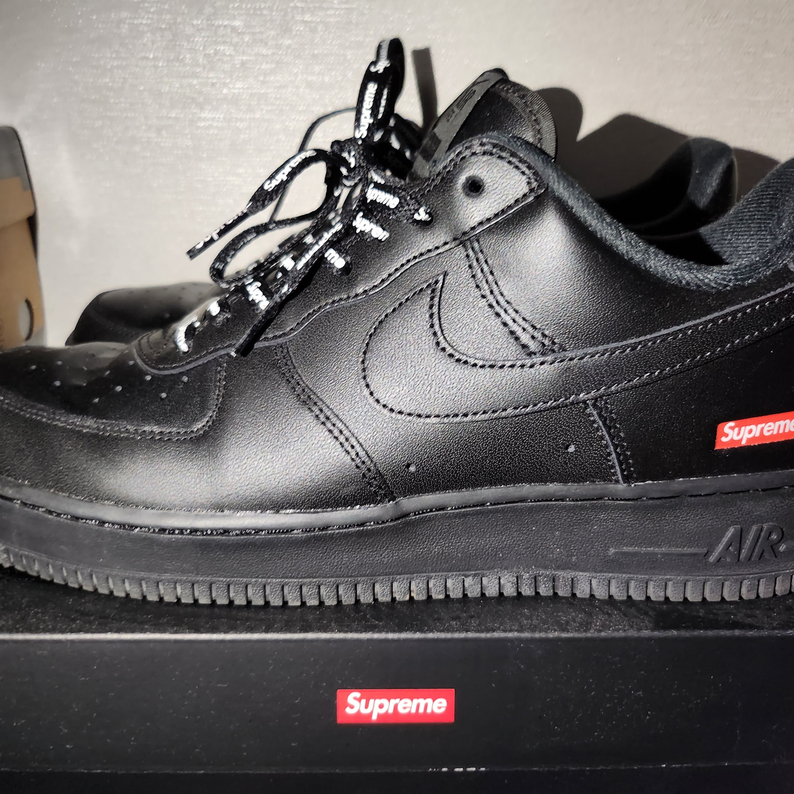 Nike x Supreme Air Force 1 Low Black 착용 스타일 - 1