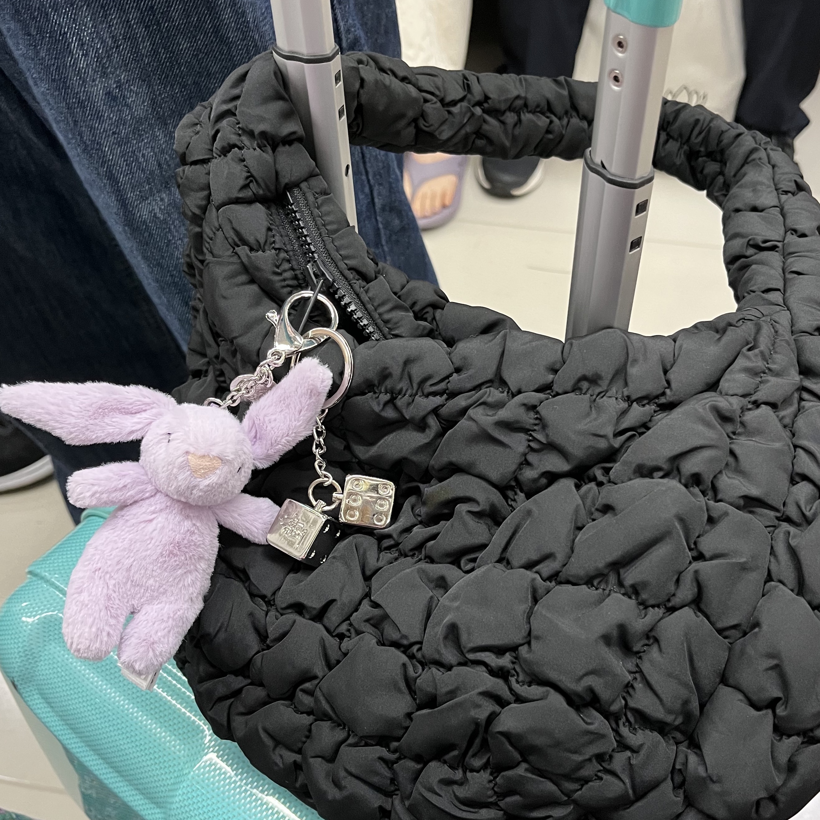 COS Quilted Mini Bag Black, Jellycat Bashful Bunny Bag Charm Lavender 착용 스타일