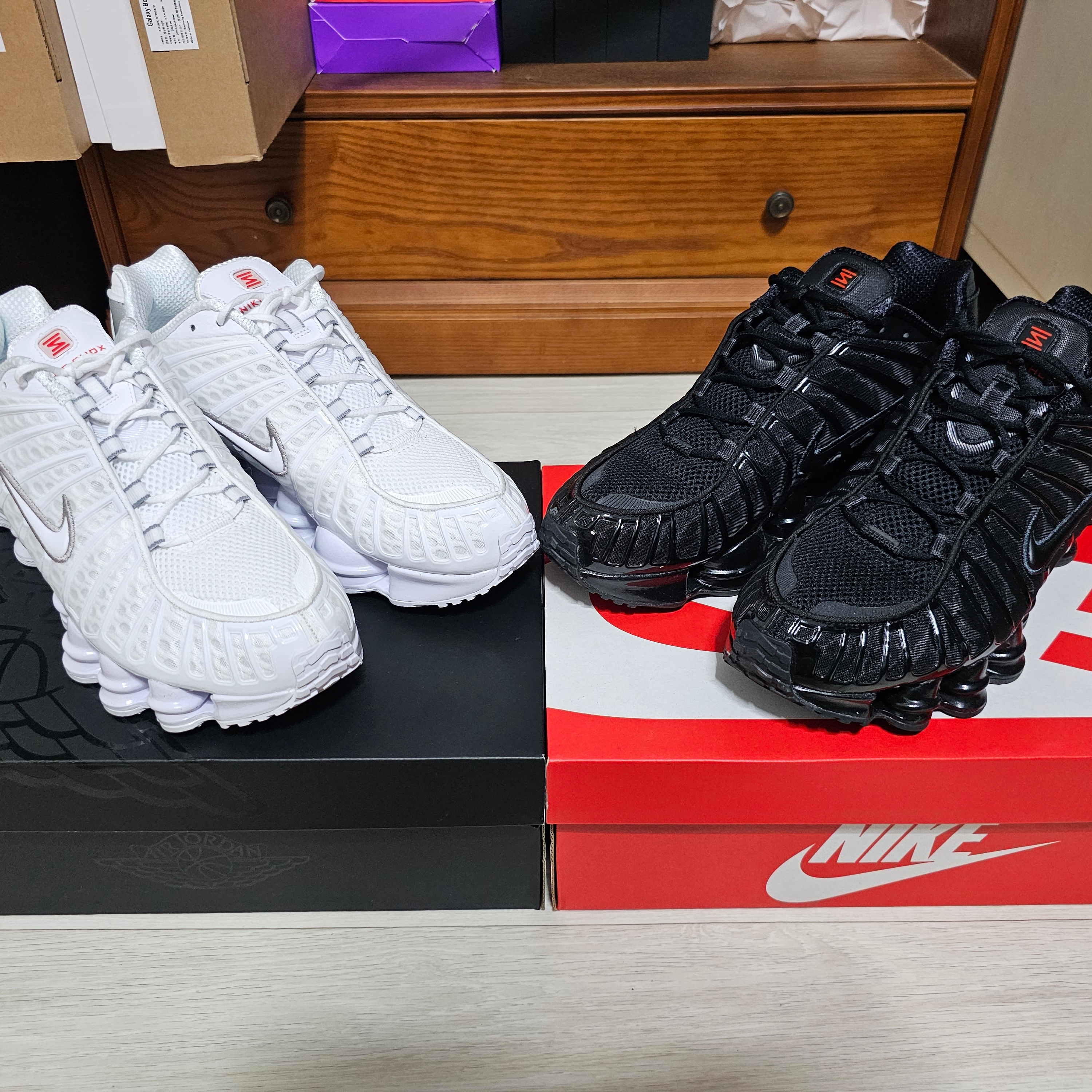 (W) Nike Shox TL White and Max Orange, (W) Nike Shox TL Black and Max Orange 착용 스타일 - 2