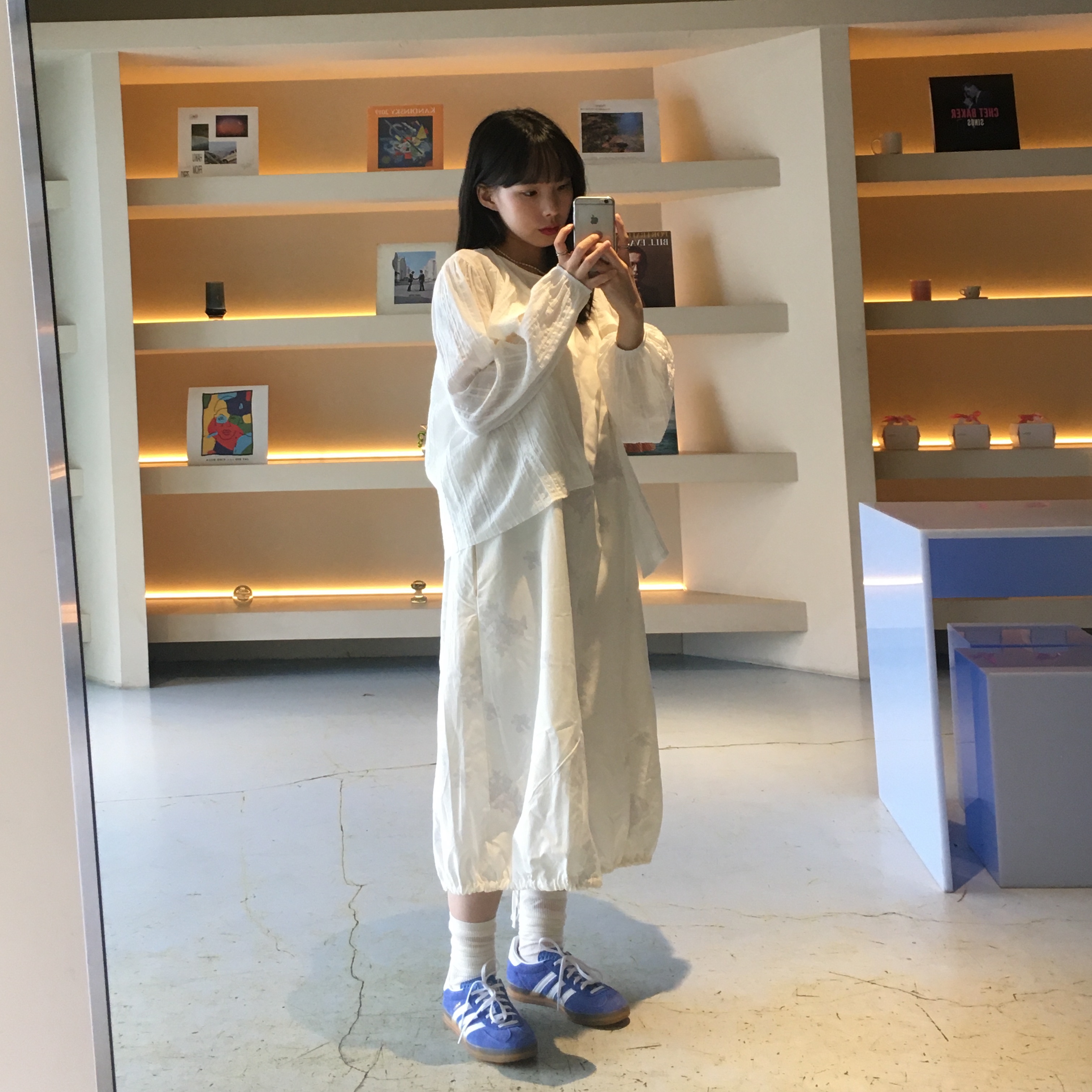 (W) Adidas Gazelle Indoor Blue Fusion Cloud White 착용 스타일 - 2