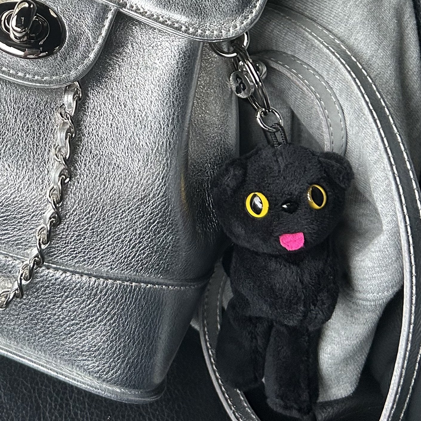Comfort Piyong Keyring Black 착용 스타일