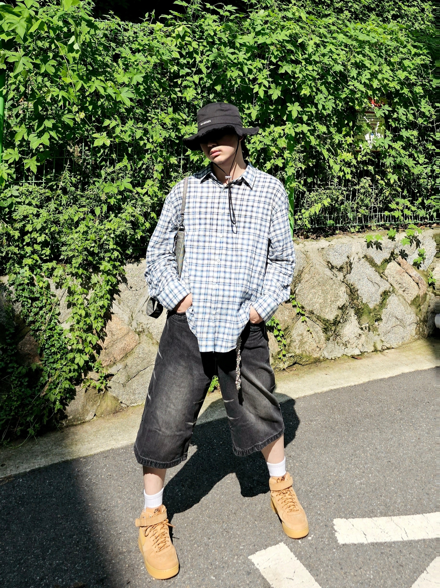 Jacquemus Le Bob Artichaut Bucket Hat Black, Nike Air Force 1 Mid '07 WB Flax 착용 스타일 - 1